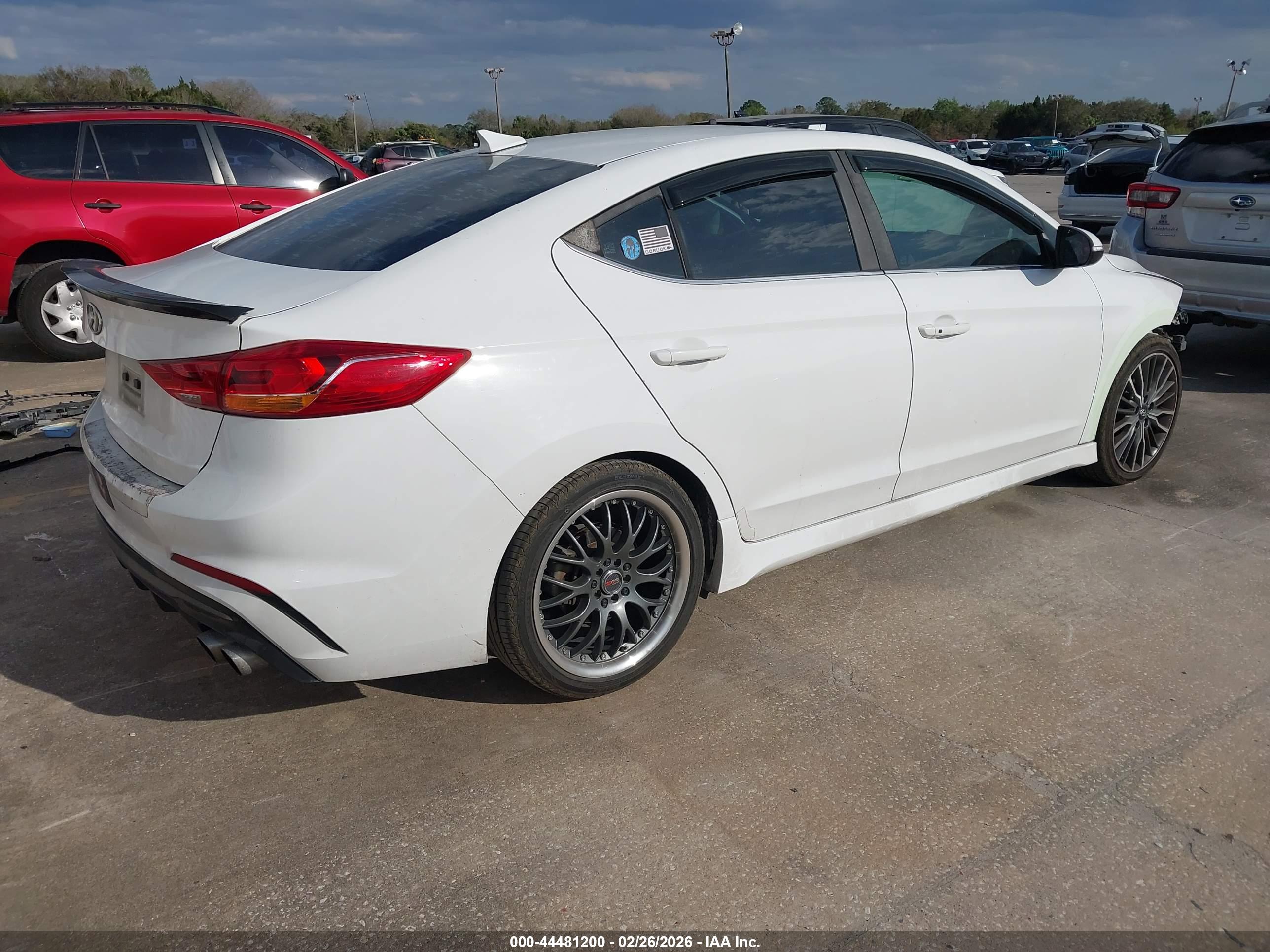 HYUNDAI ELANTRA image 4