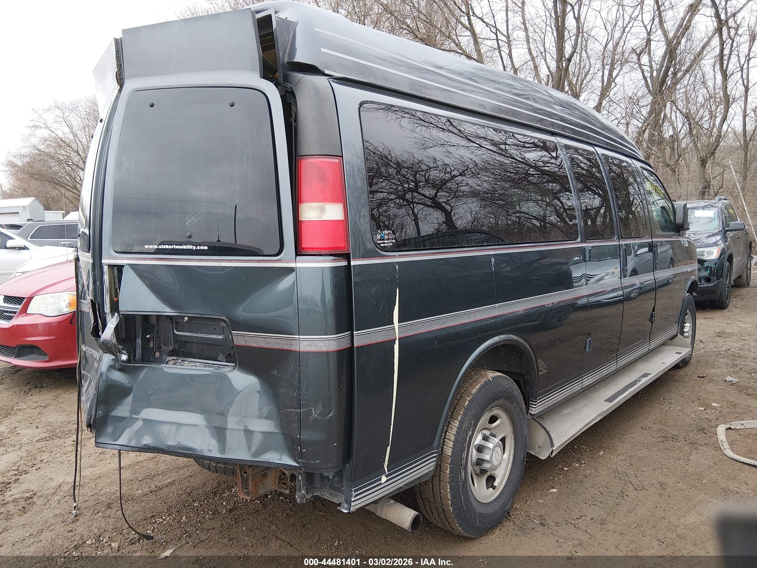 CHEVROLET EXPRESS image 4