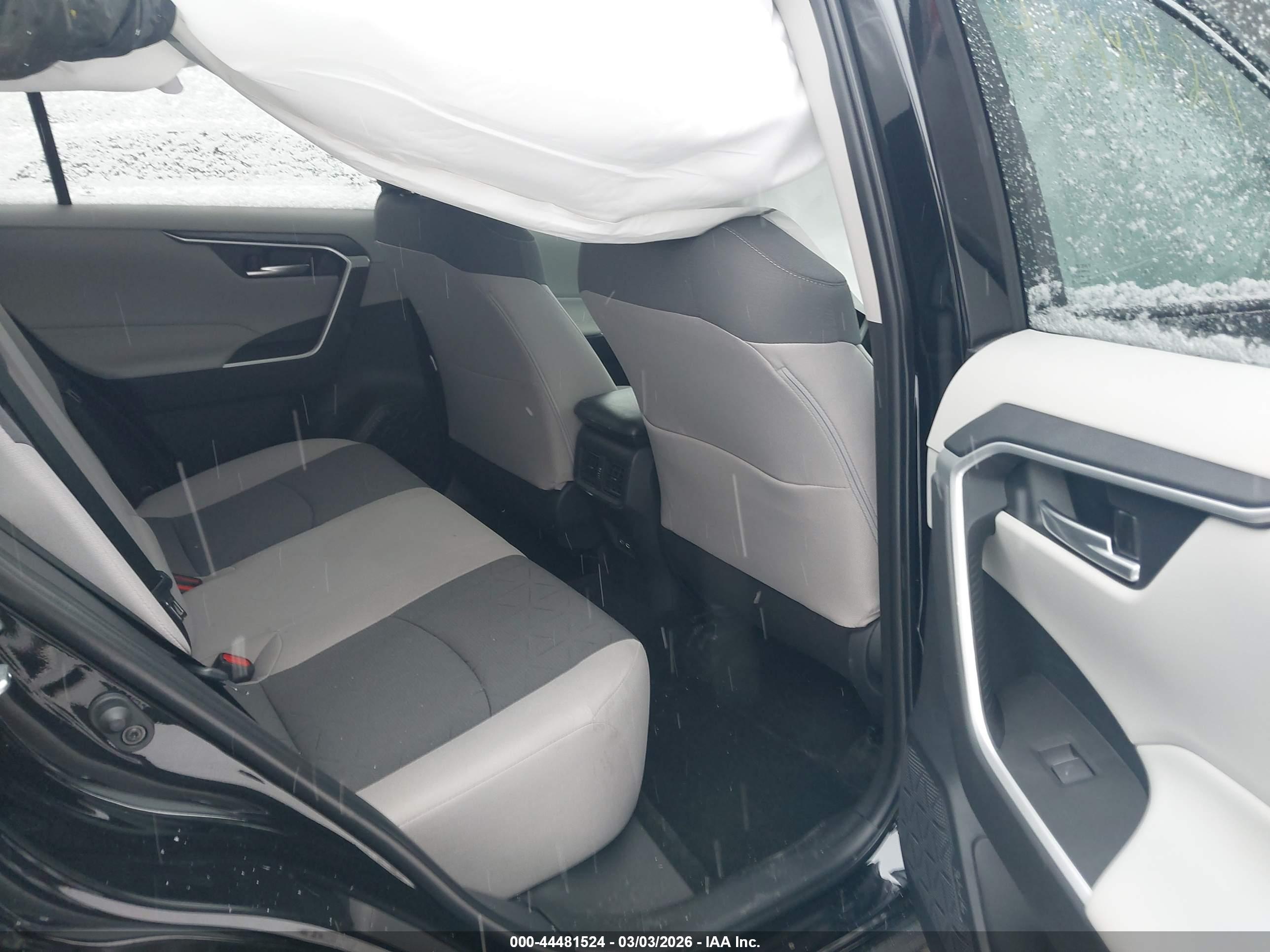TOYOTA RAV4 image 8