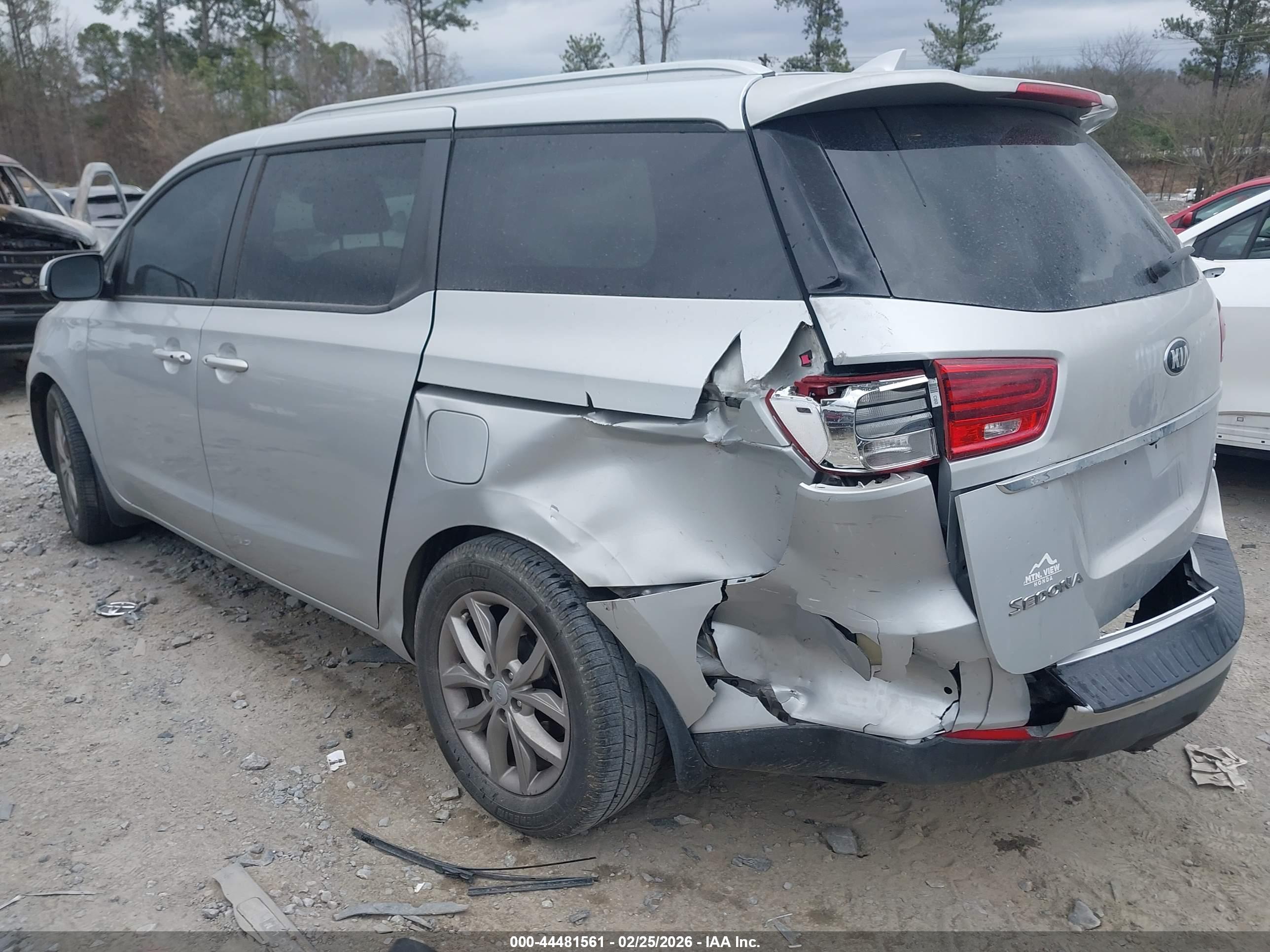 KIA SEDONA image 3