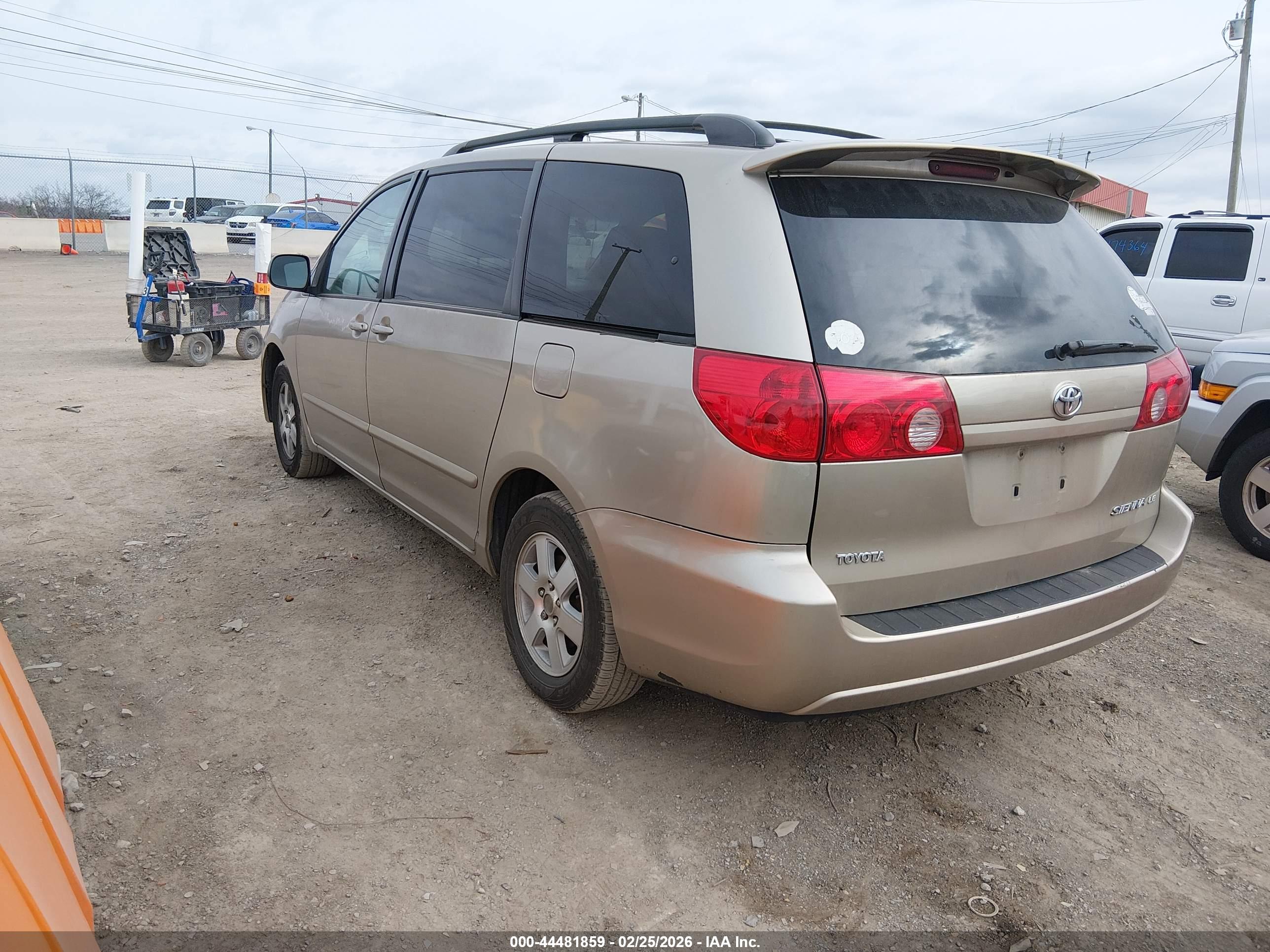 TOYOTA SIENNA image 3