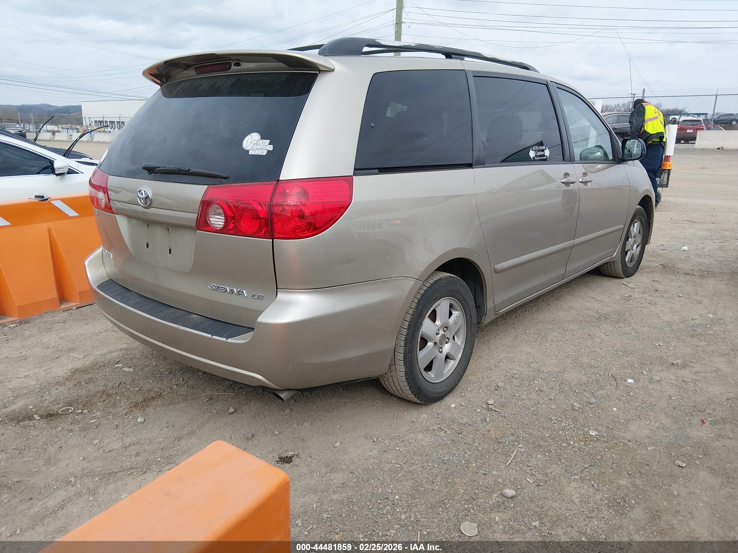 TOYOTA SIENNA image 4