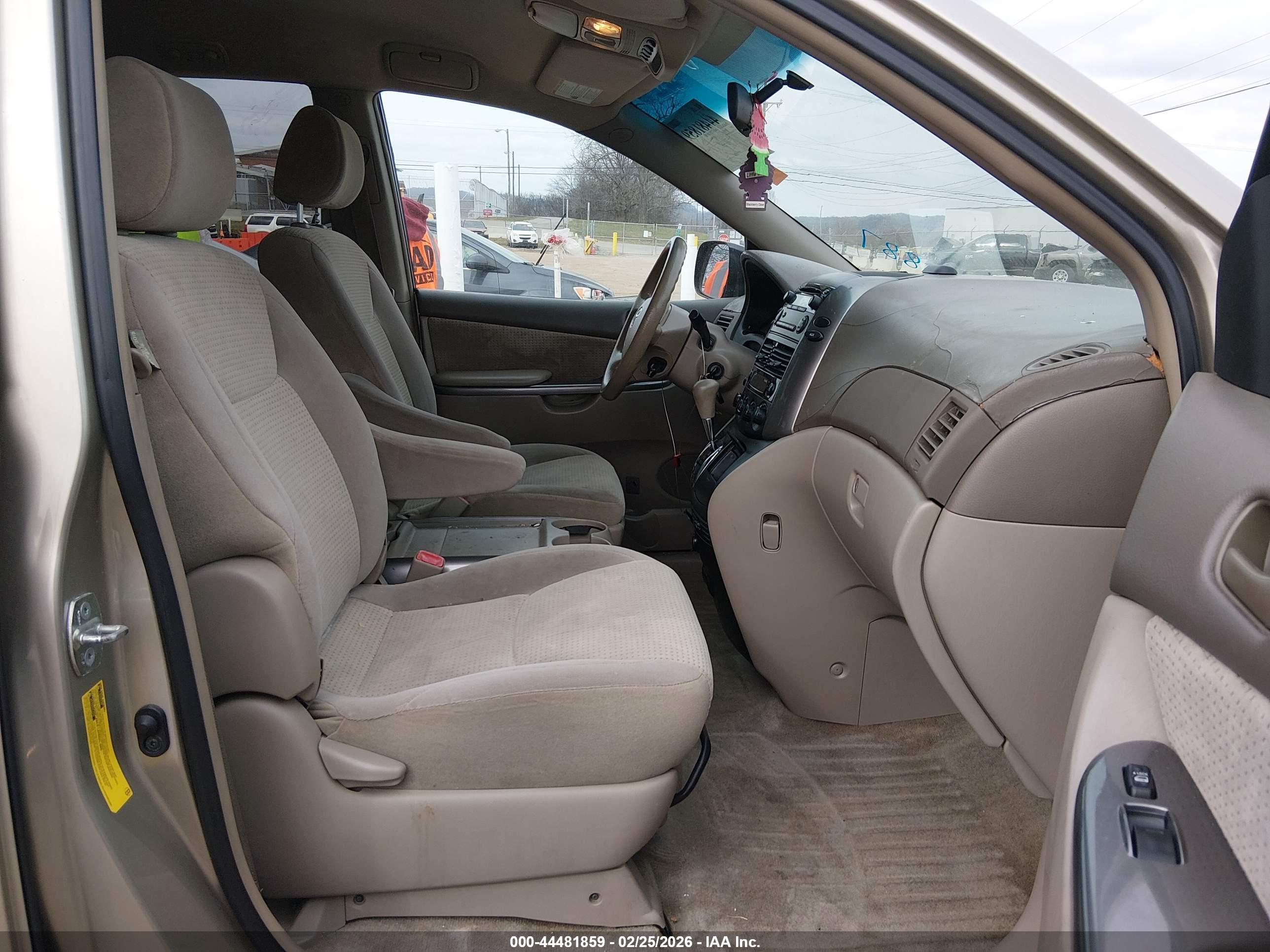 TOYOTA SIENNA image 5