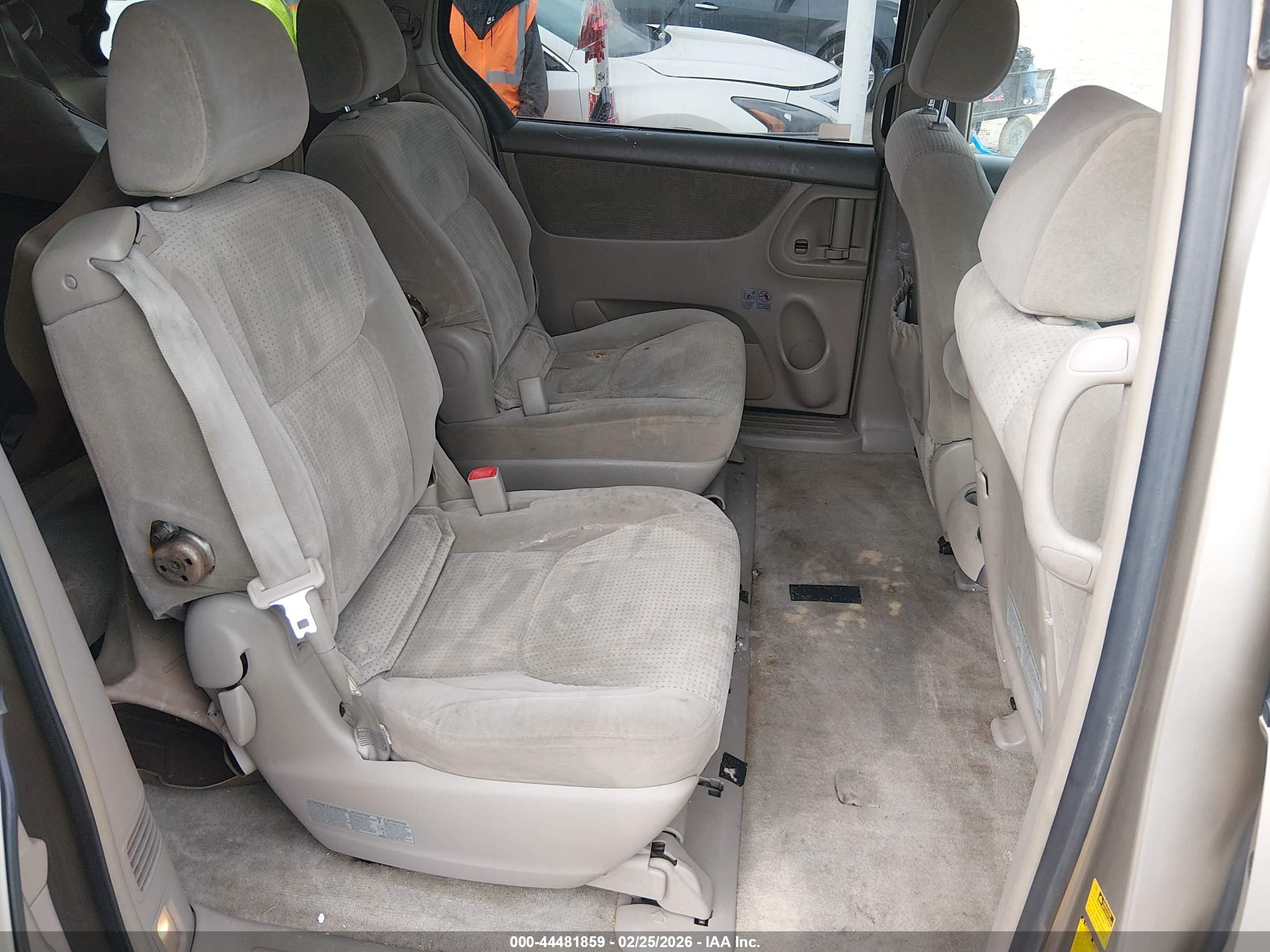 TOYOTA SIENNA image 8