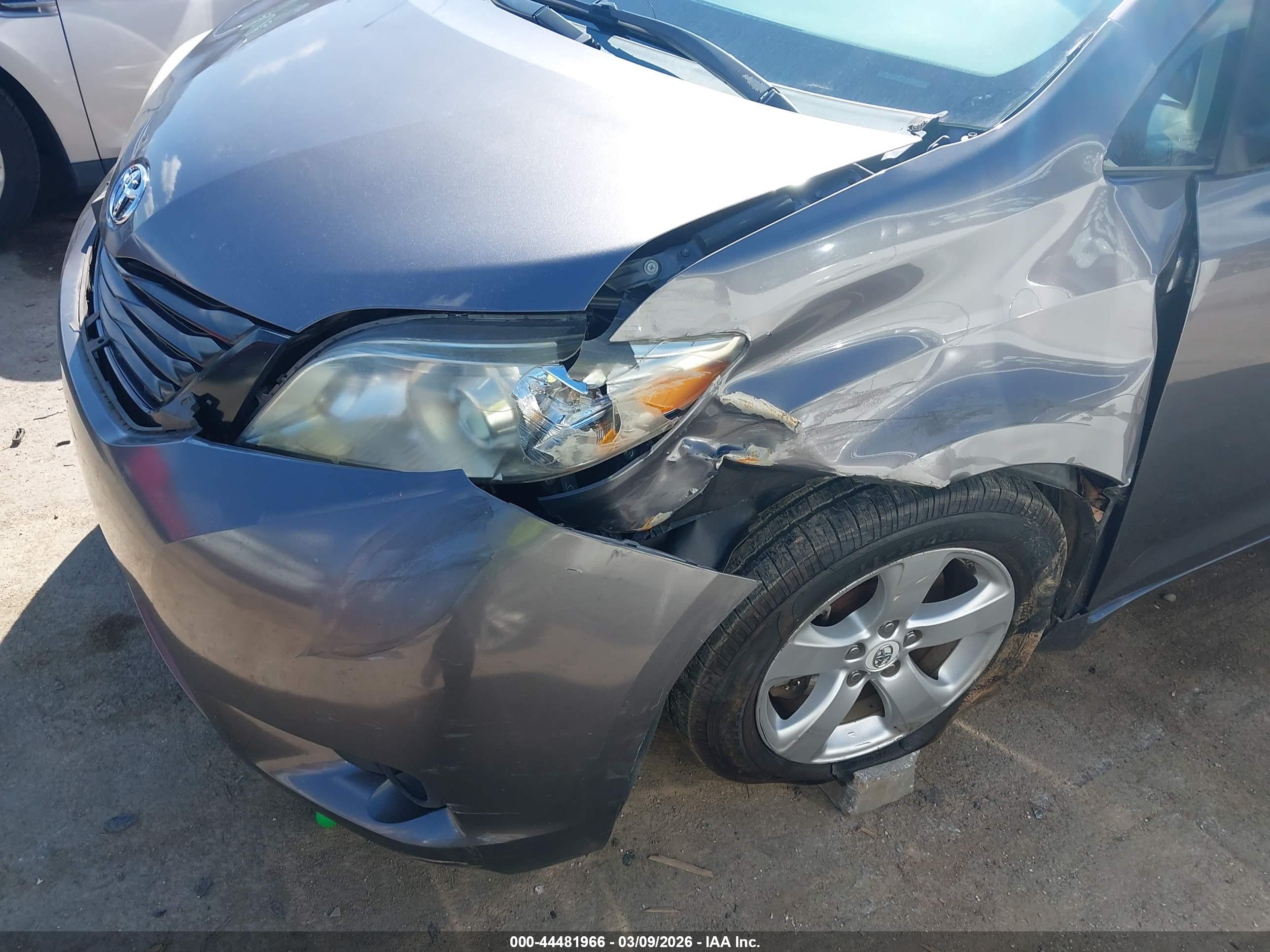 TOYOTA SIENNA image 6