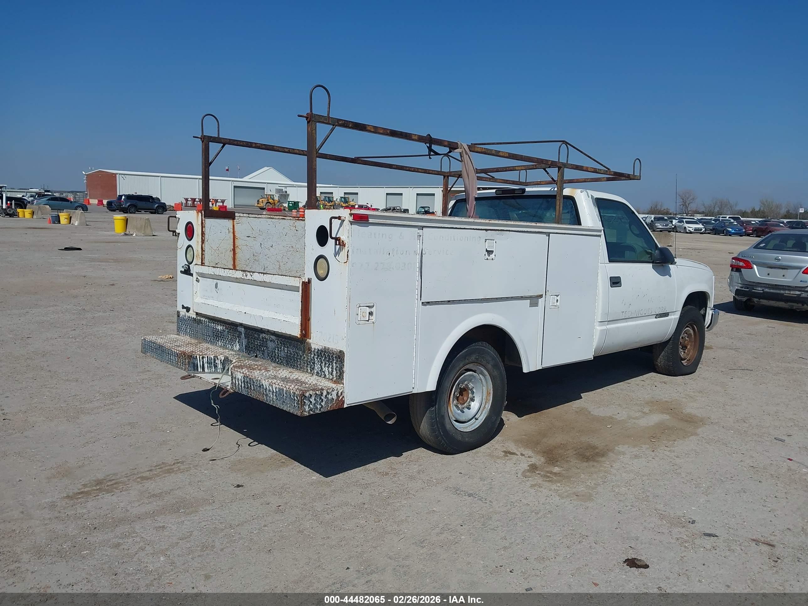 CHEVROLET C2500 image 4