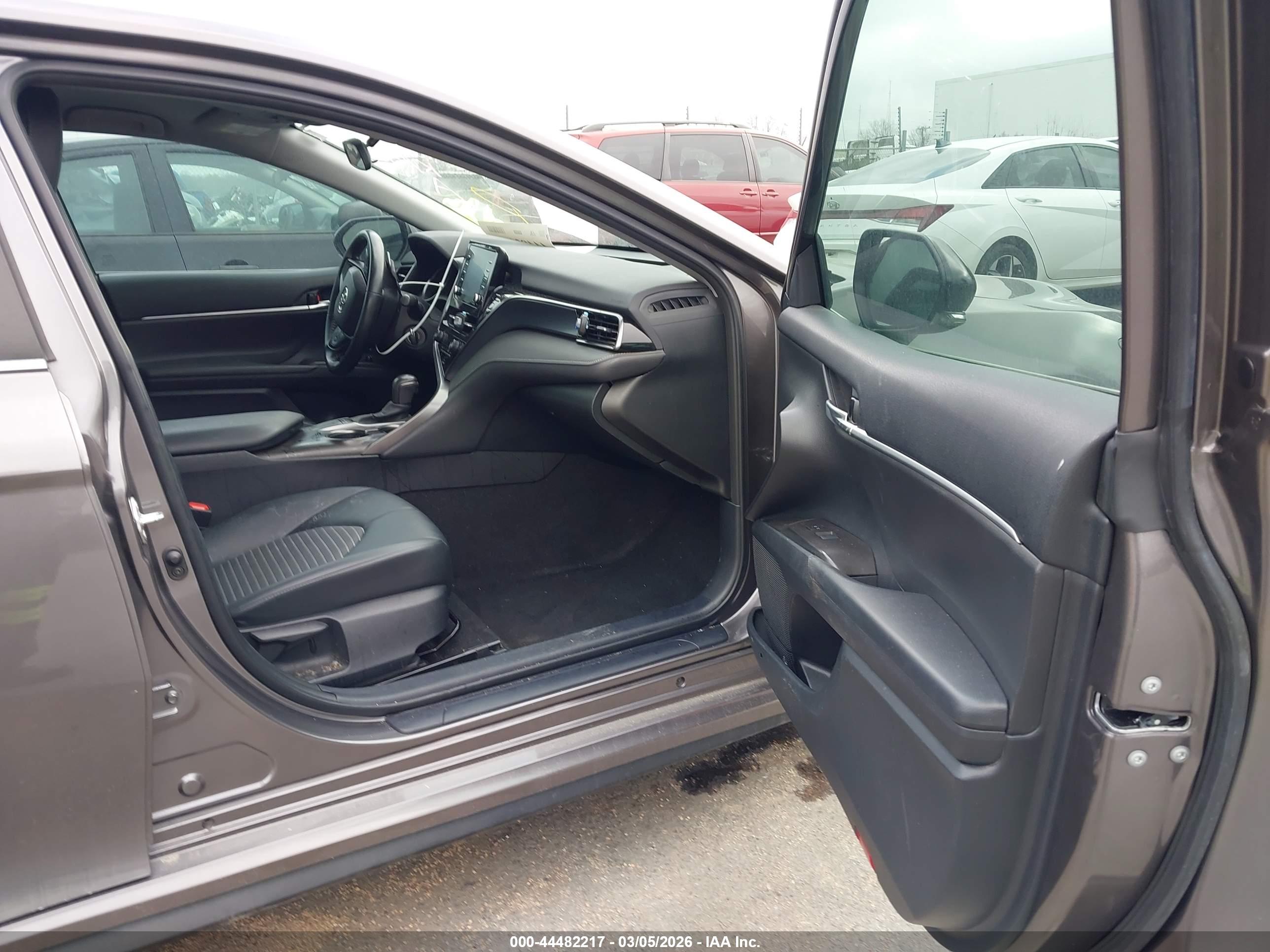 TOYOTA CAMRY image 5