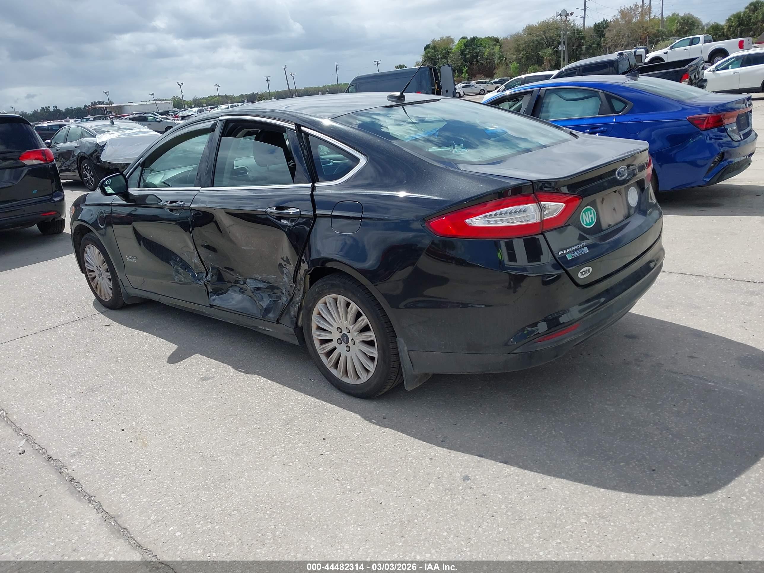 FORD FUSION image 3