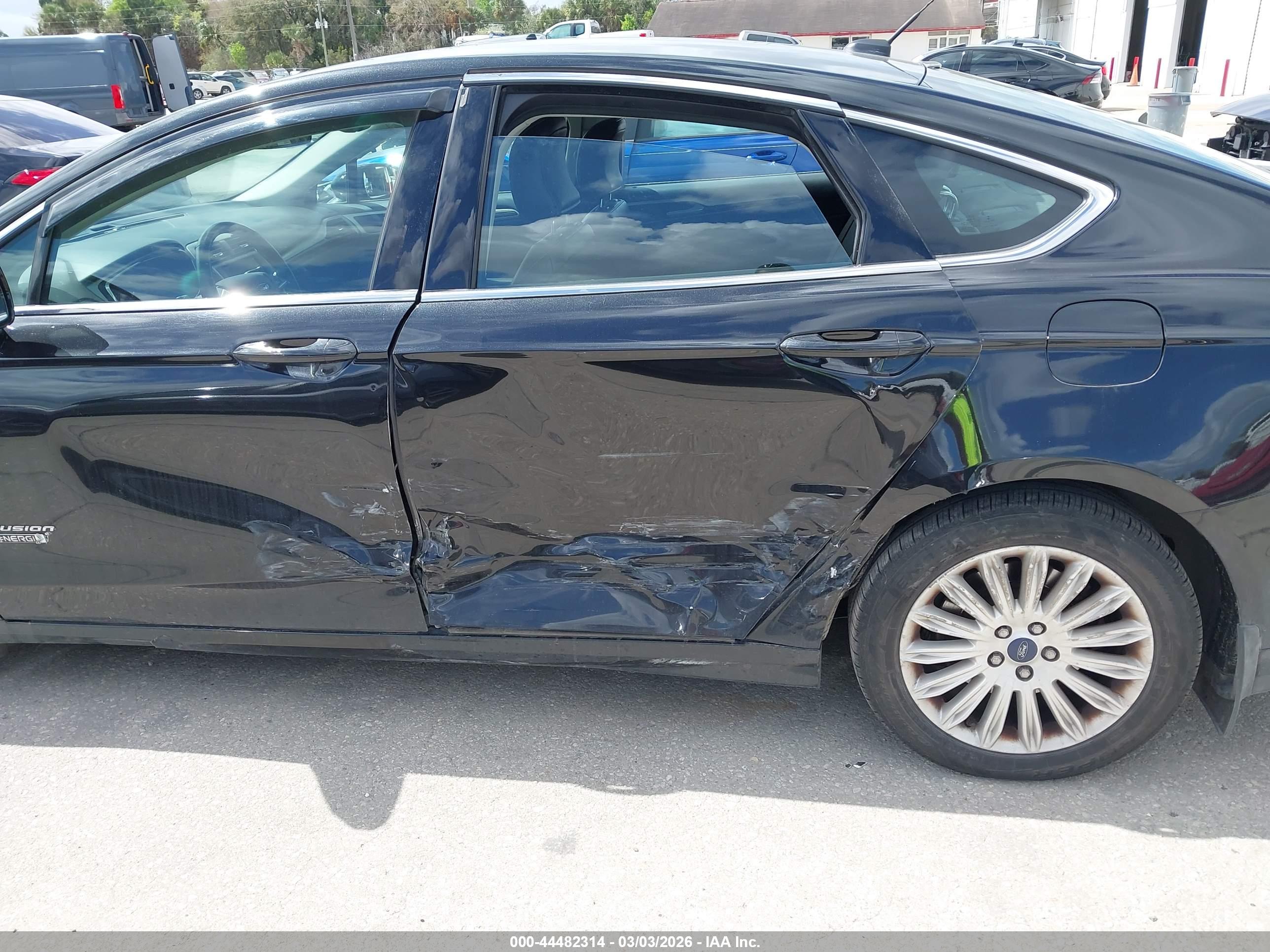 FORD FUSION image 6