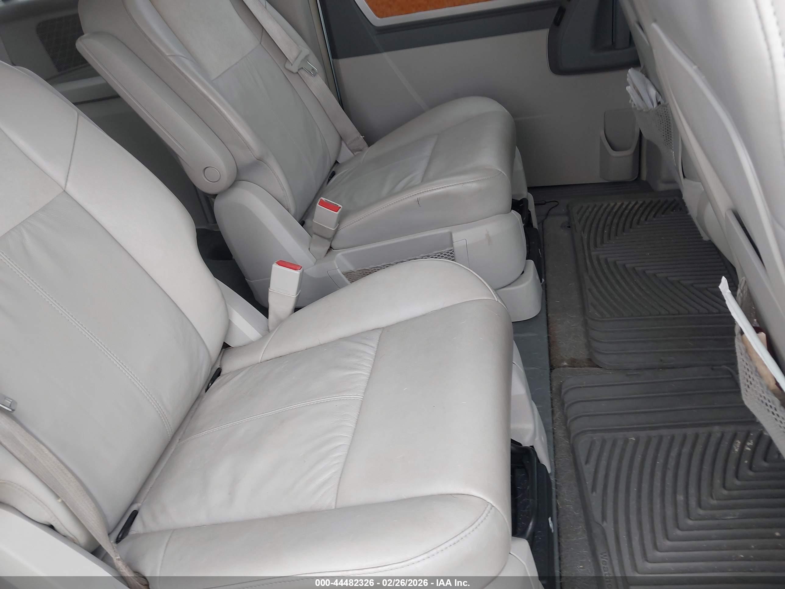 CHRYSLER TOWN image 8