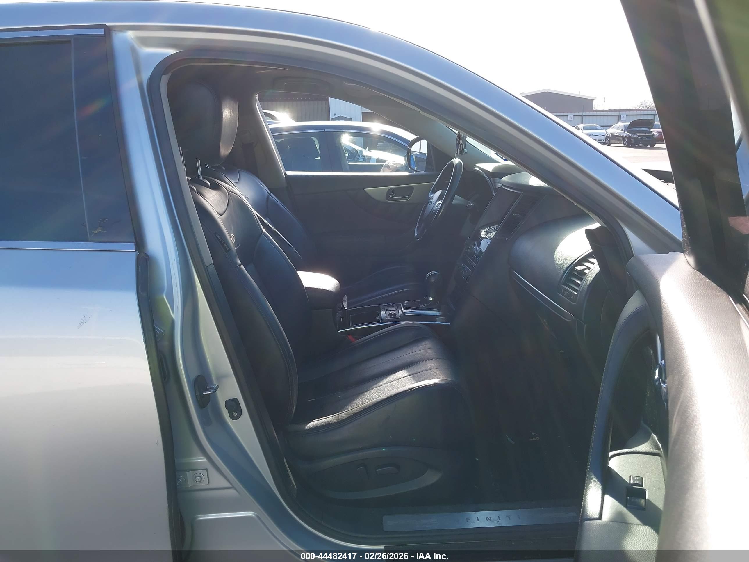 INFINITI QX70 image 5