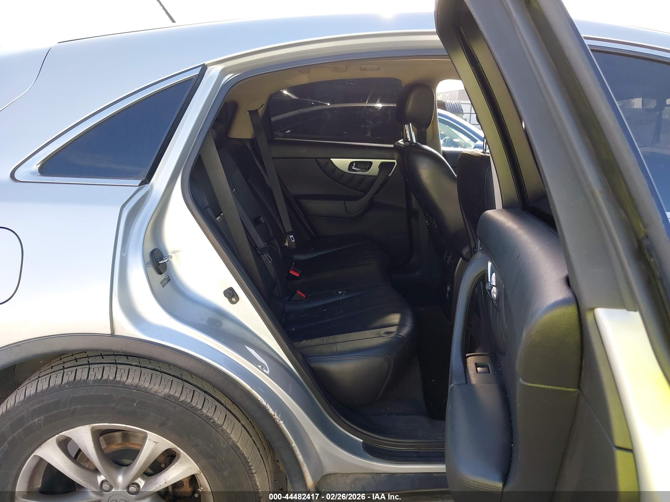 INFINITI QX70 image 8