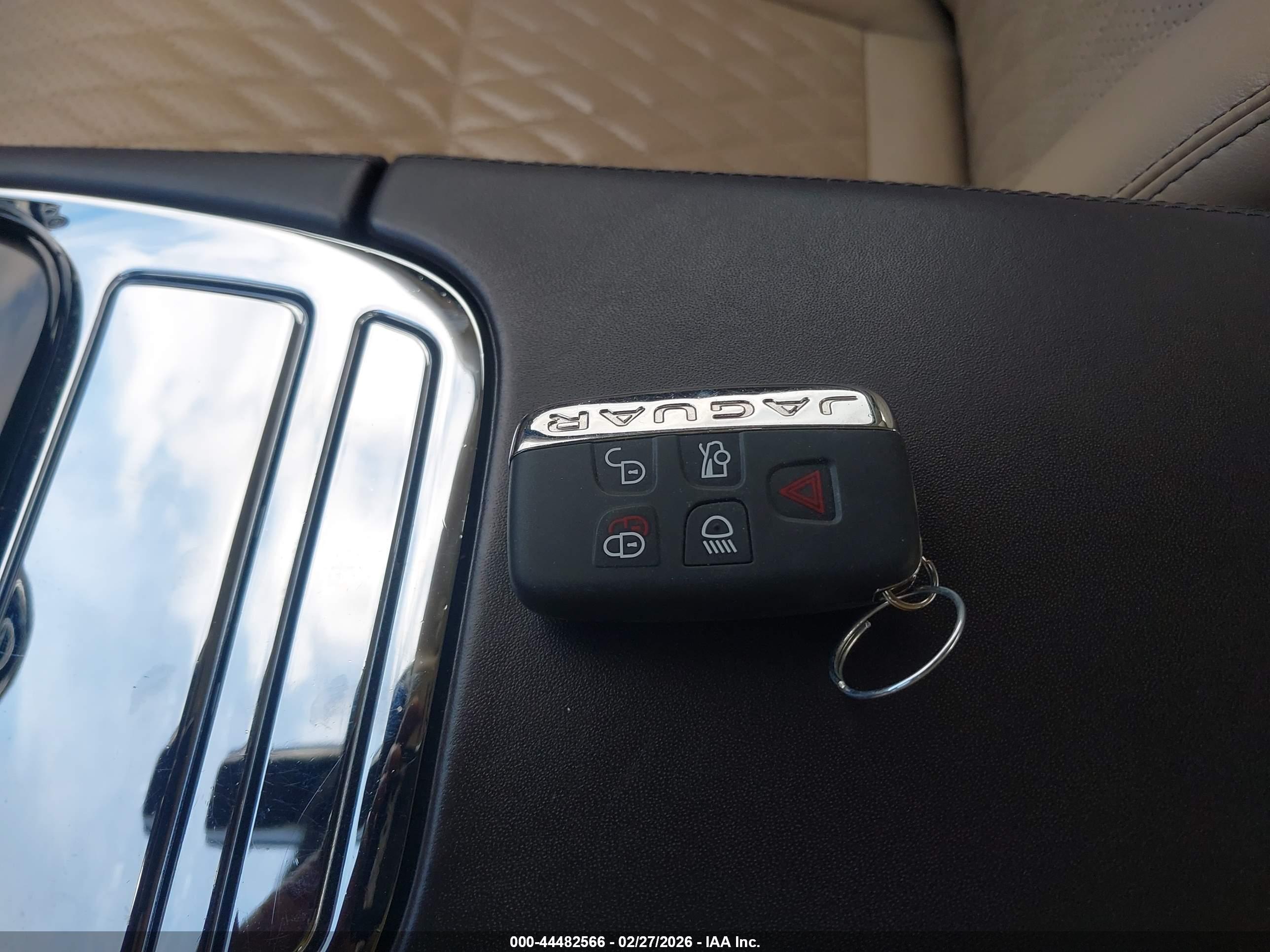 JAGUAR XJ image 11