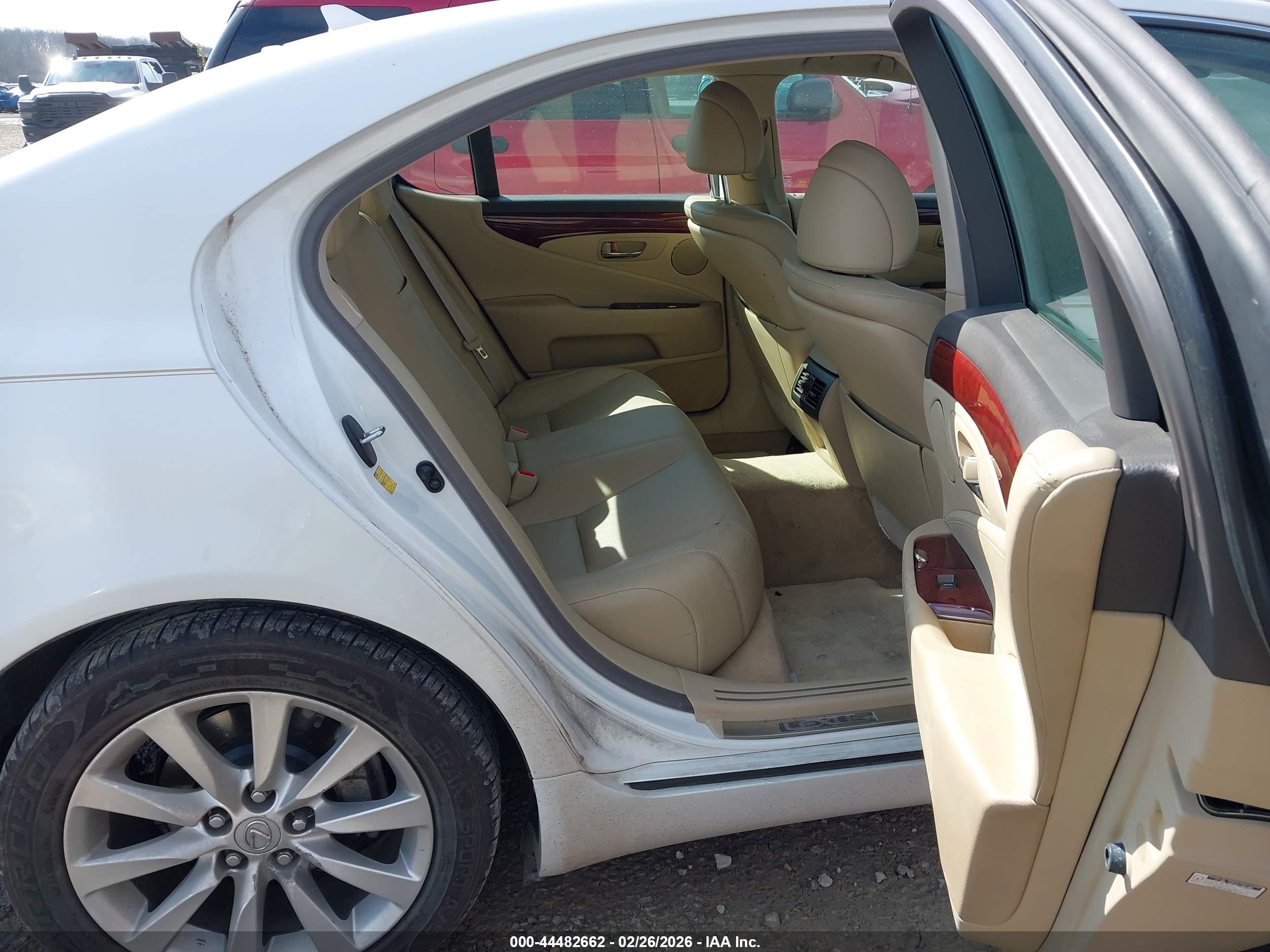 LEXUS LS image 8