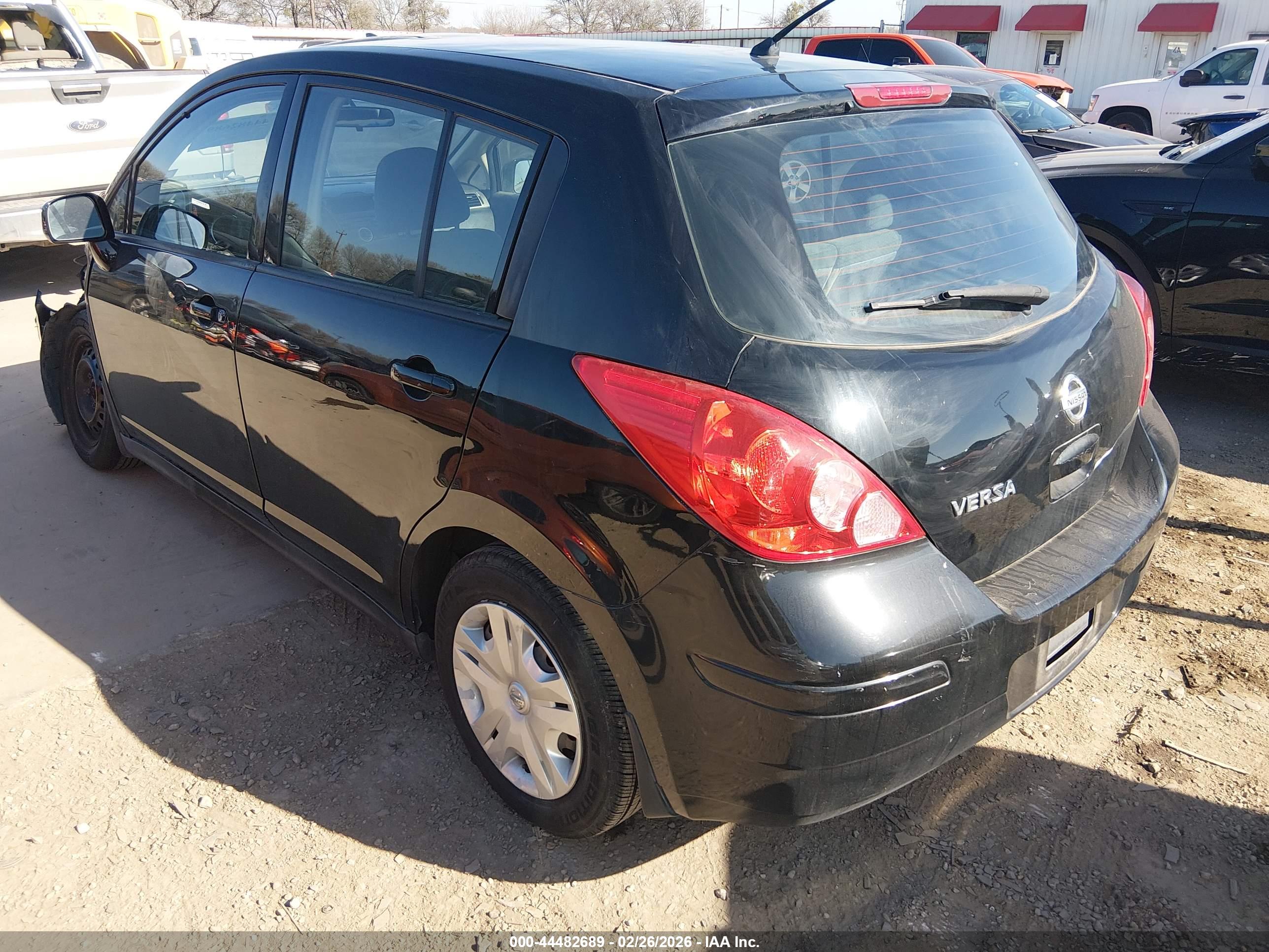 NISSAN VERSA image 3