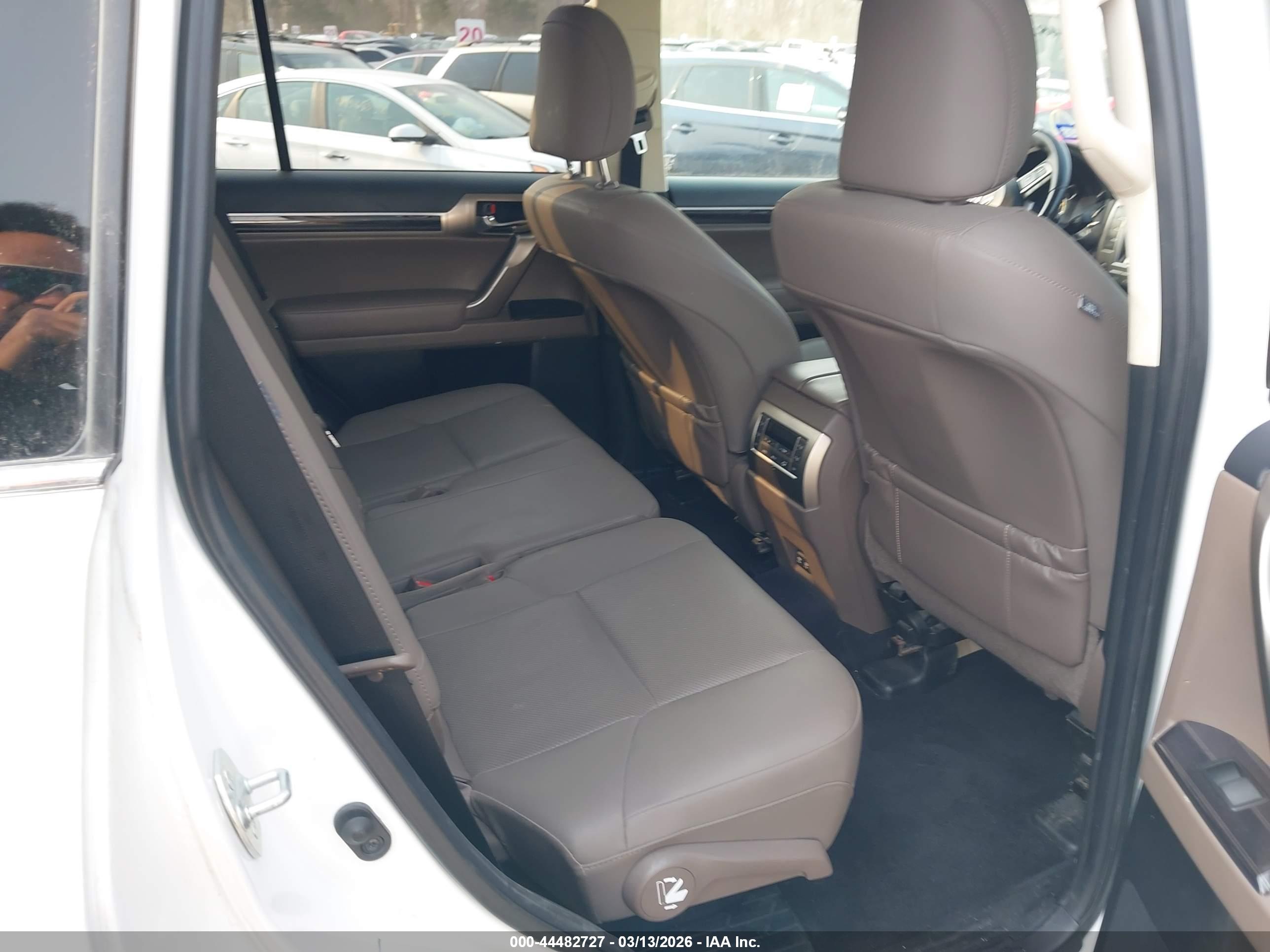 LEXUS 460 image 8