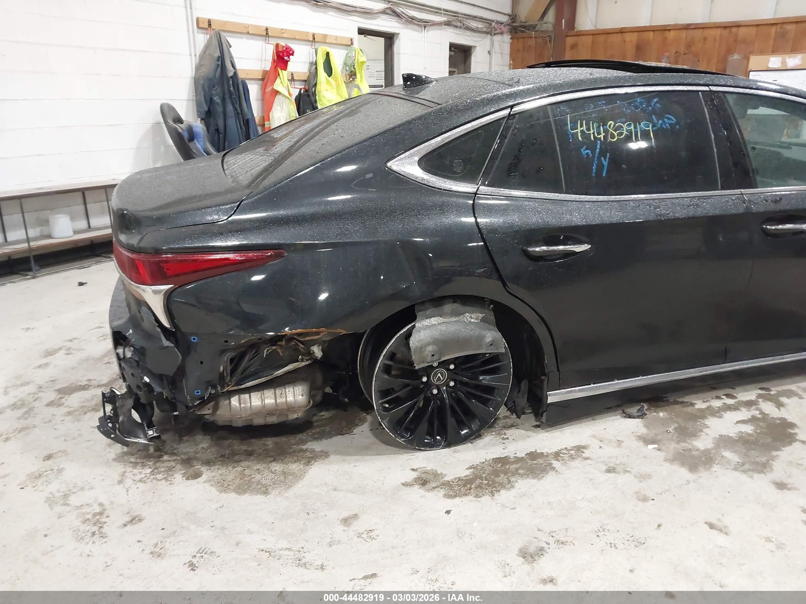 LEXUS LS image 6