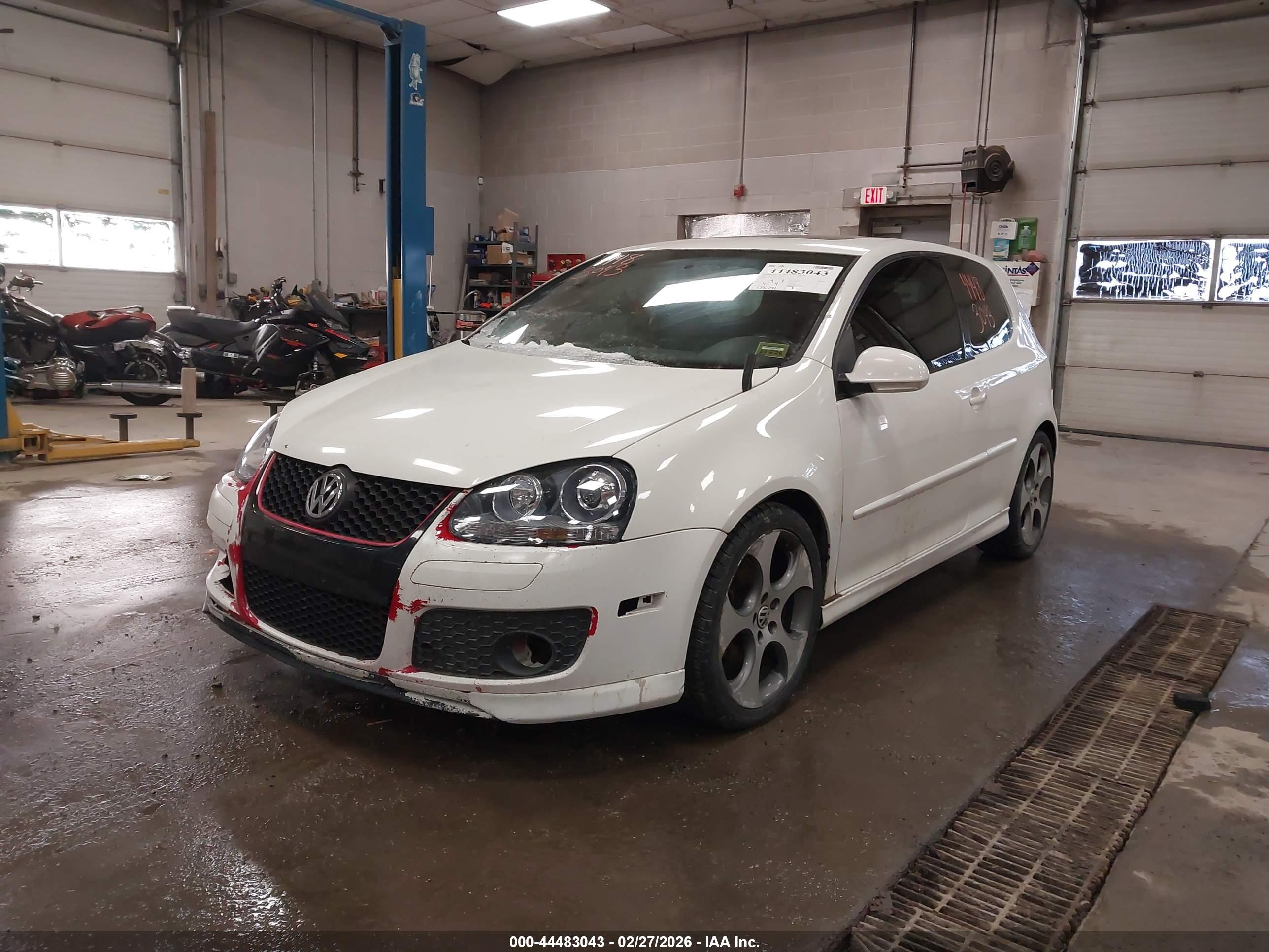 VOLKSWAGEN GTI image 2
