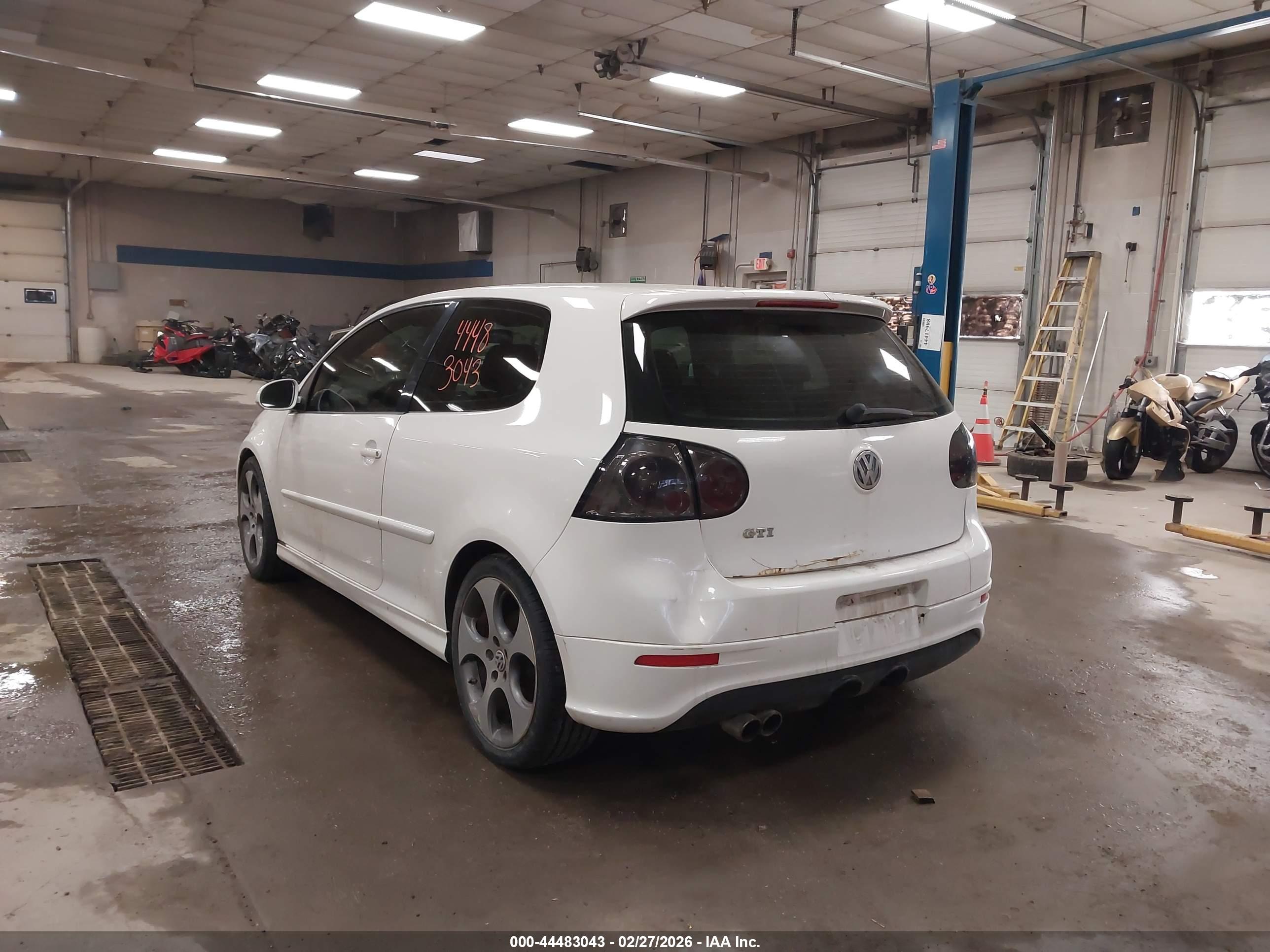 VOLKSWAGEN GTI image 3
