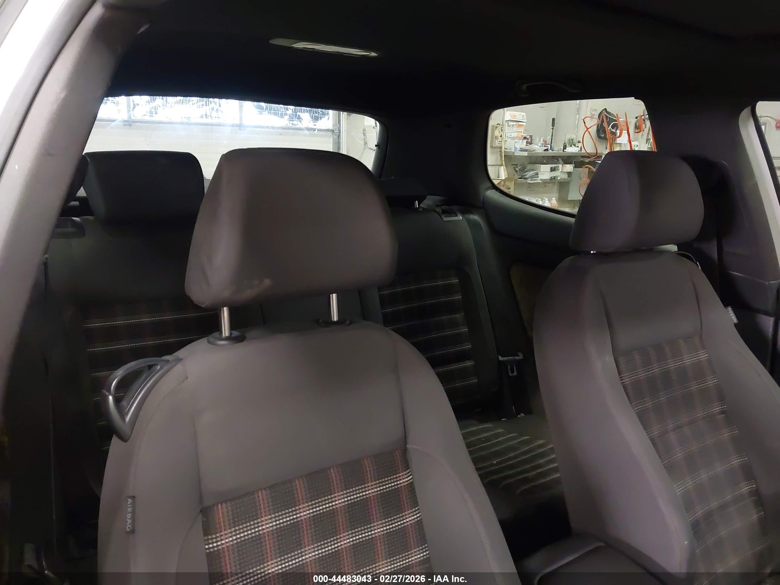 VOLKSWAGEN GTI image 8