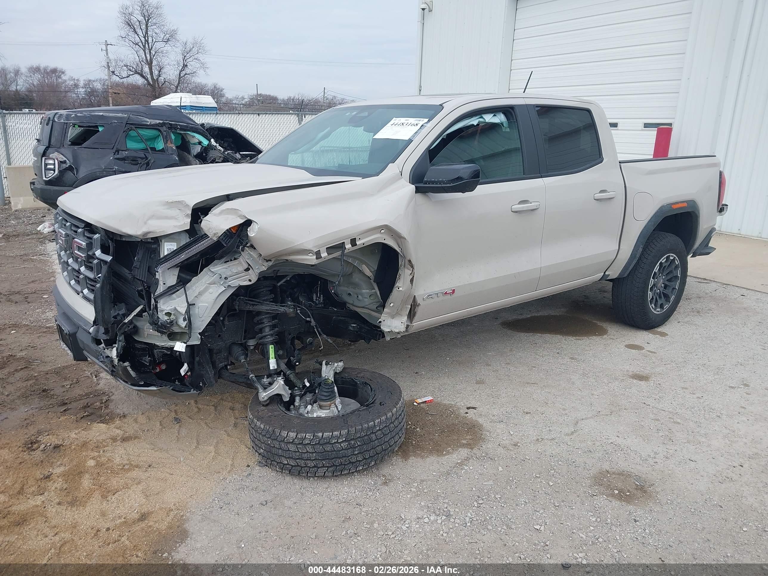 GMC CANYON image 2