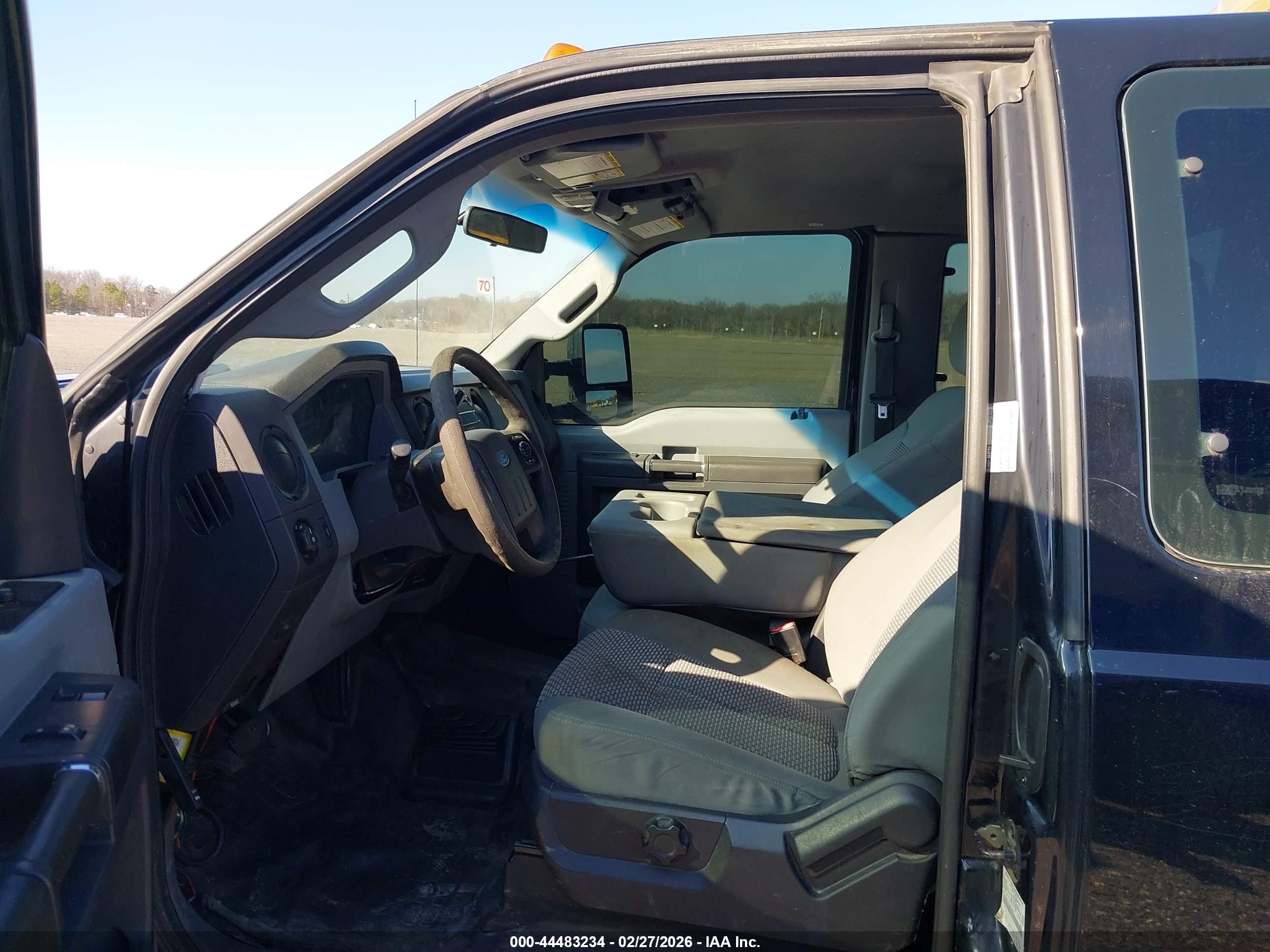 FORD F-550 image 8