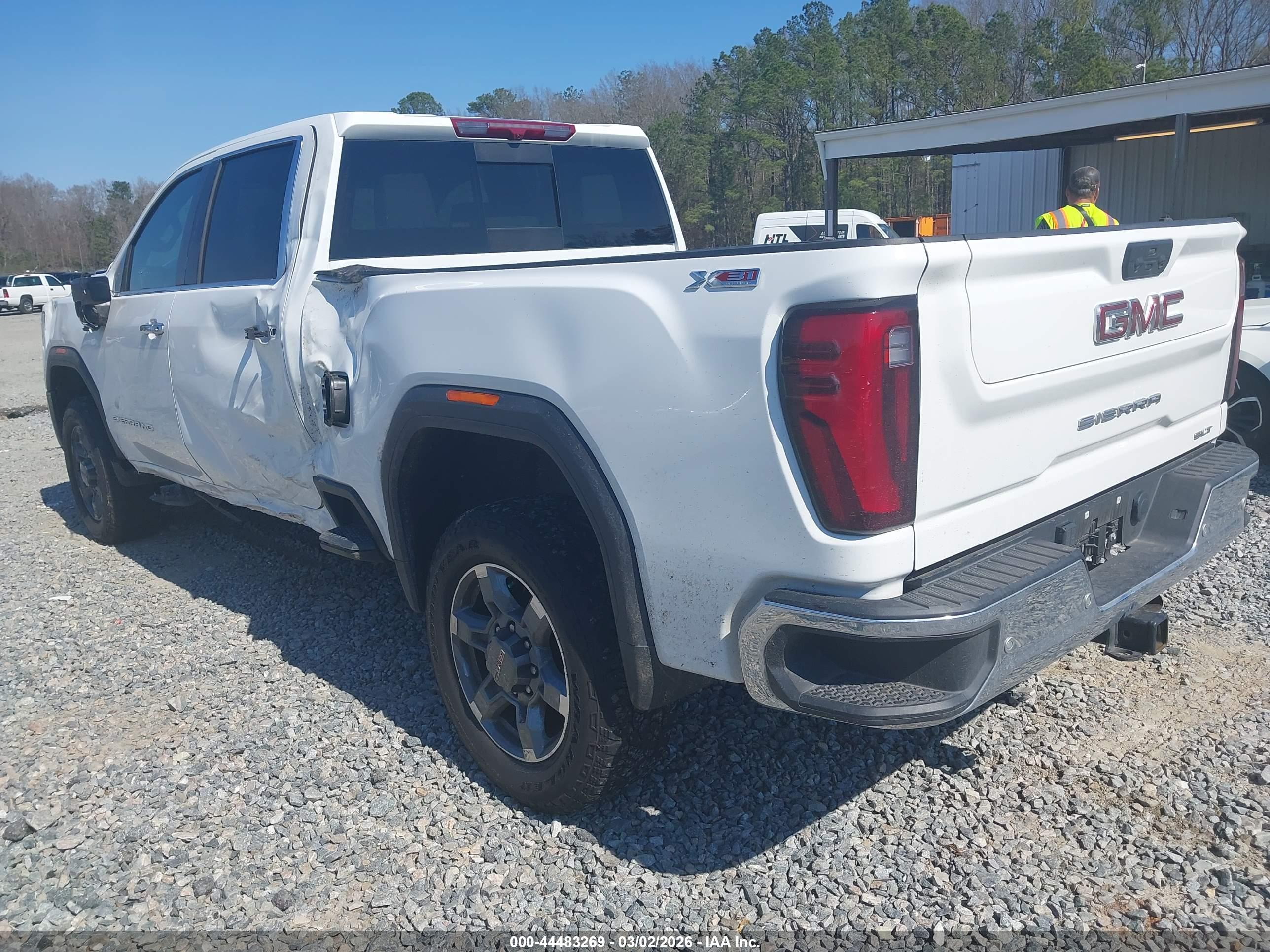 GMC SIERRA image 3