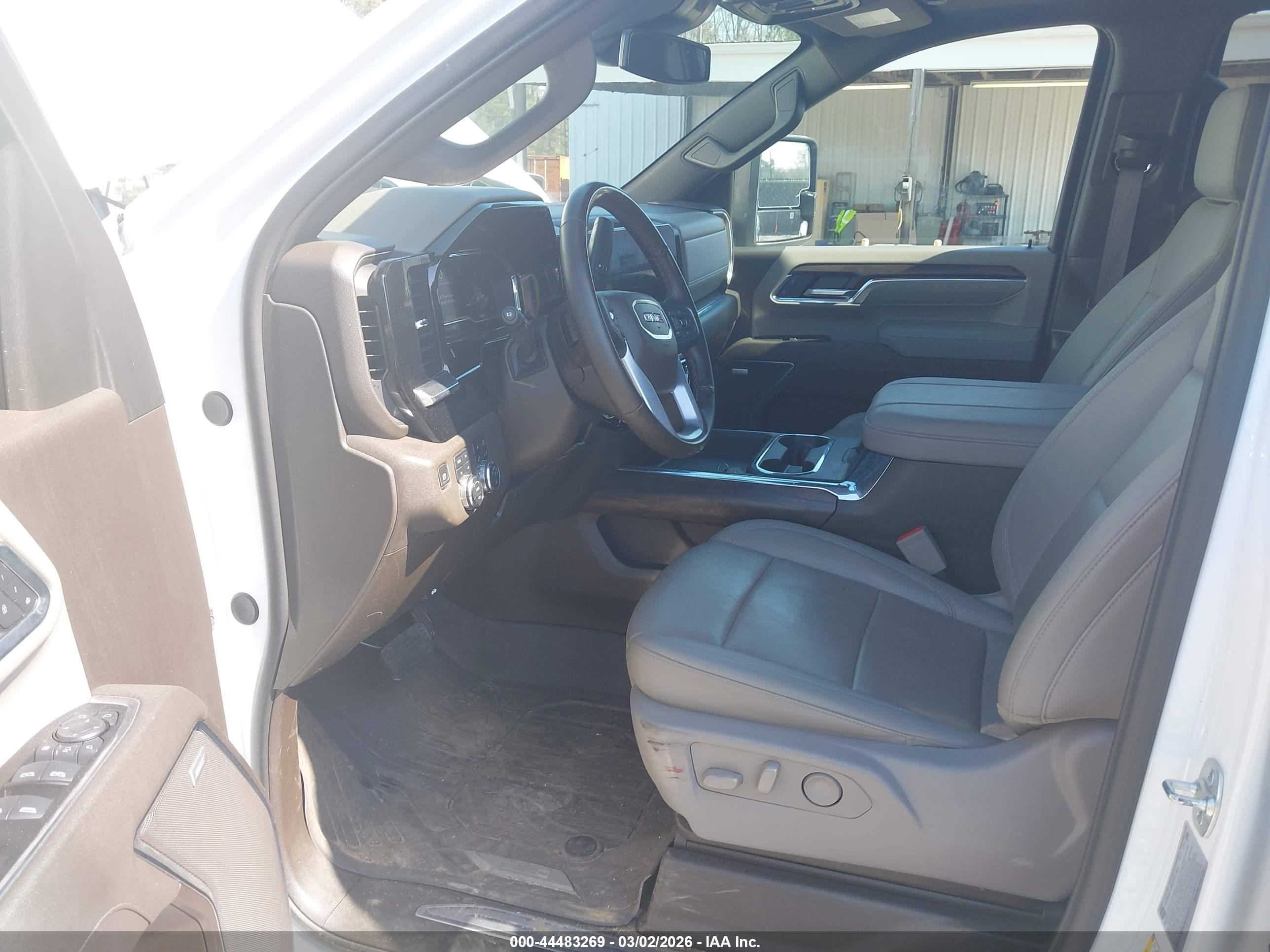GMC SIERRA image 5