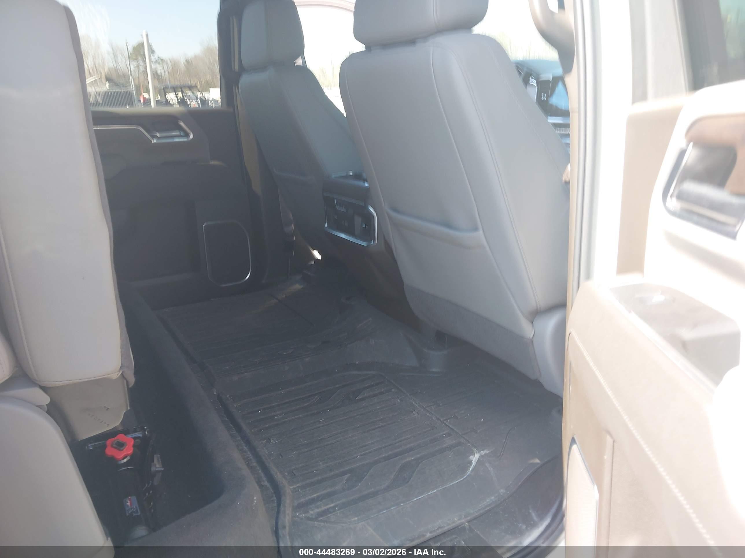GMC SIERRA image 8