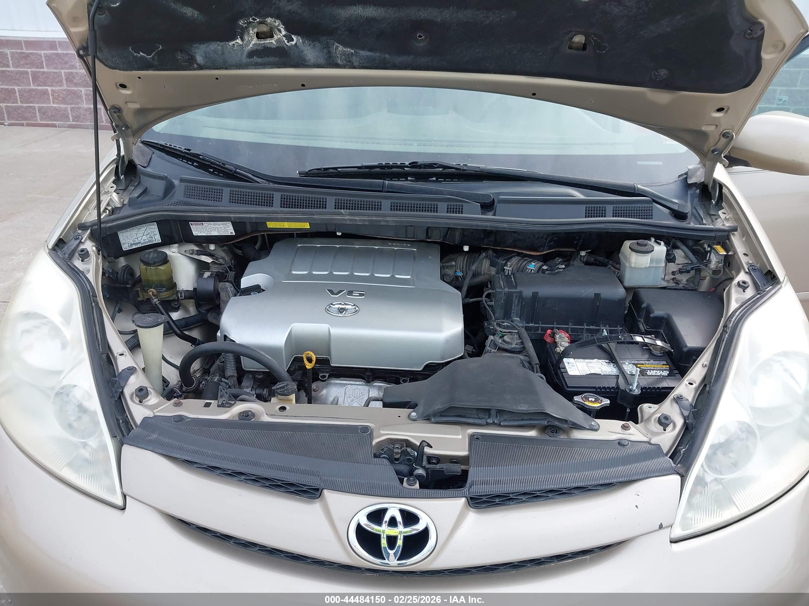 TOYOTA SIENNA image 10