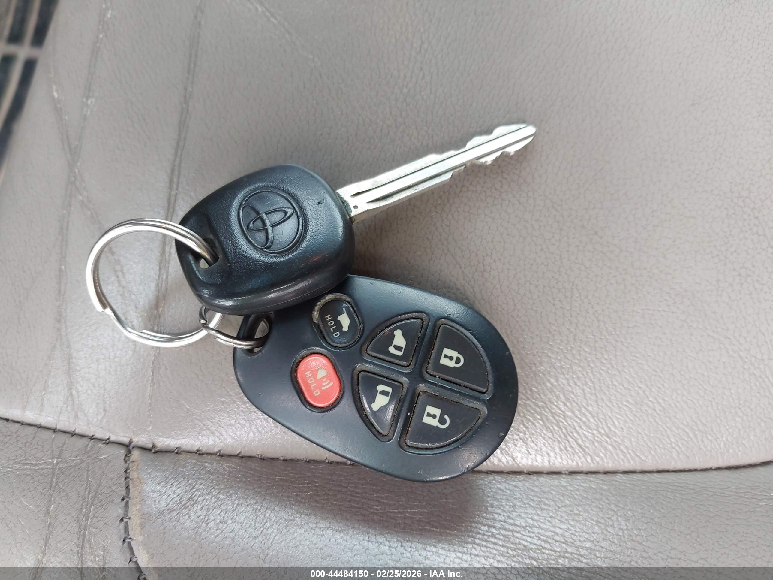 TOYOTA SIENNA image 11