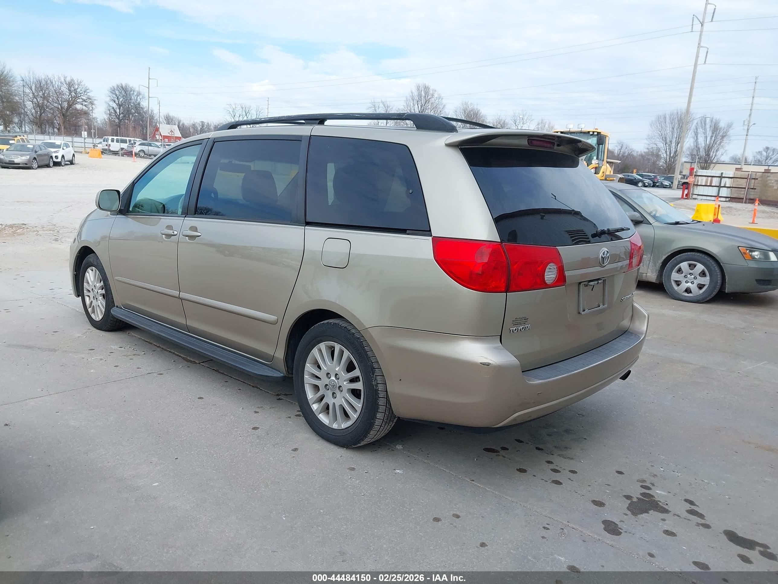 TOYOTA SIENNA image 3