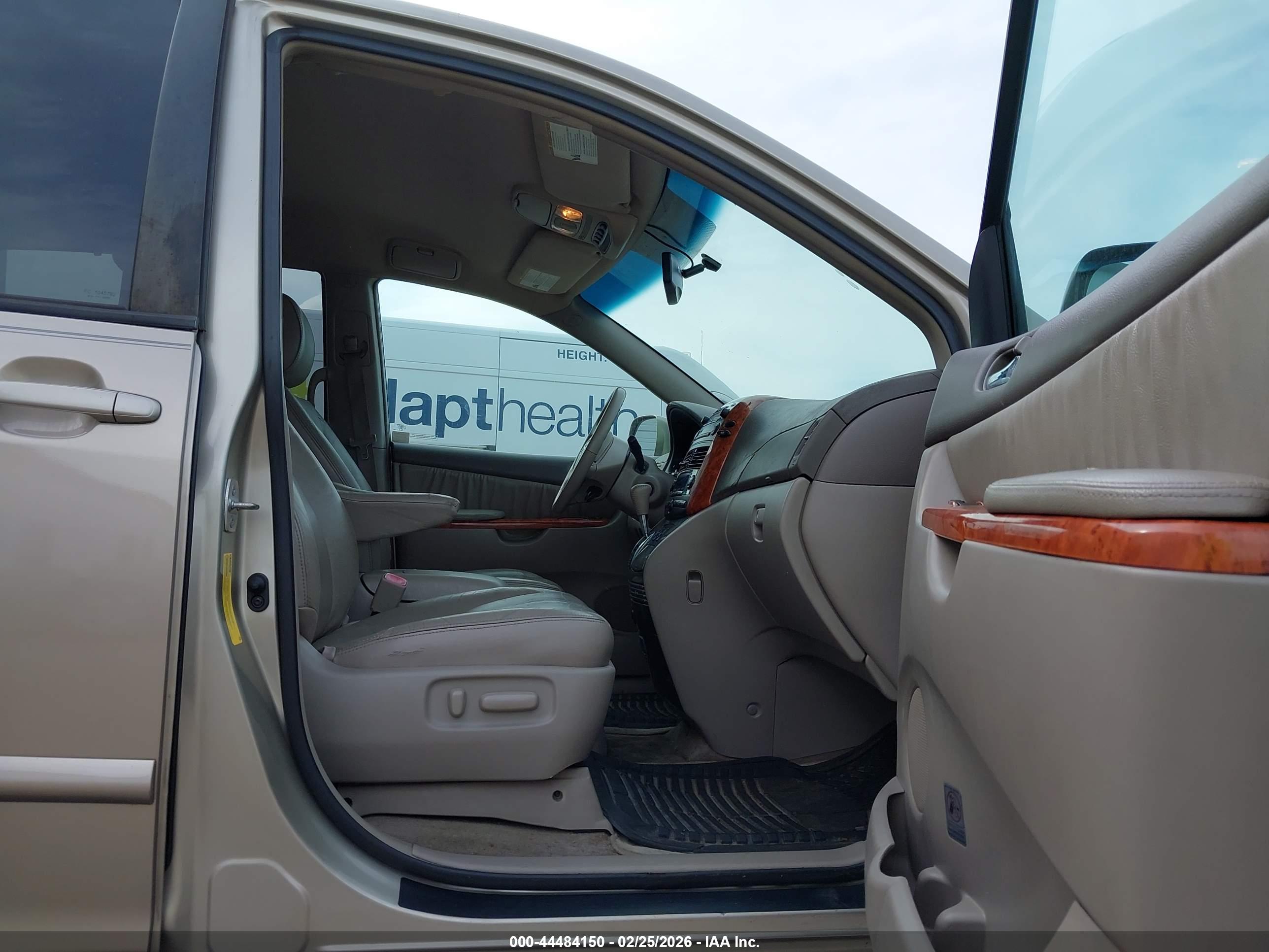 TOYOTA SIENNA image 5