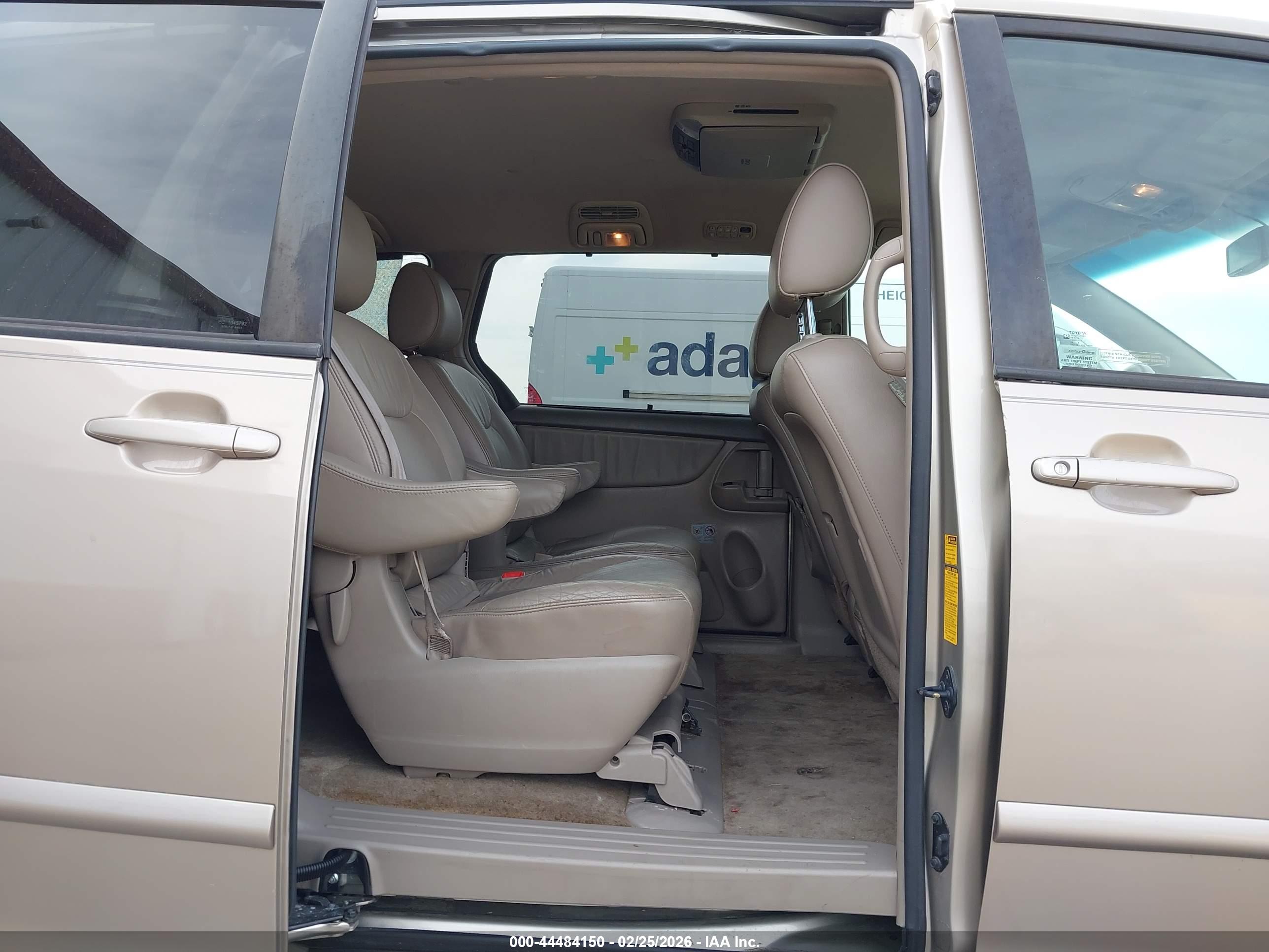 TOYOTA SIENNA image 8
