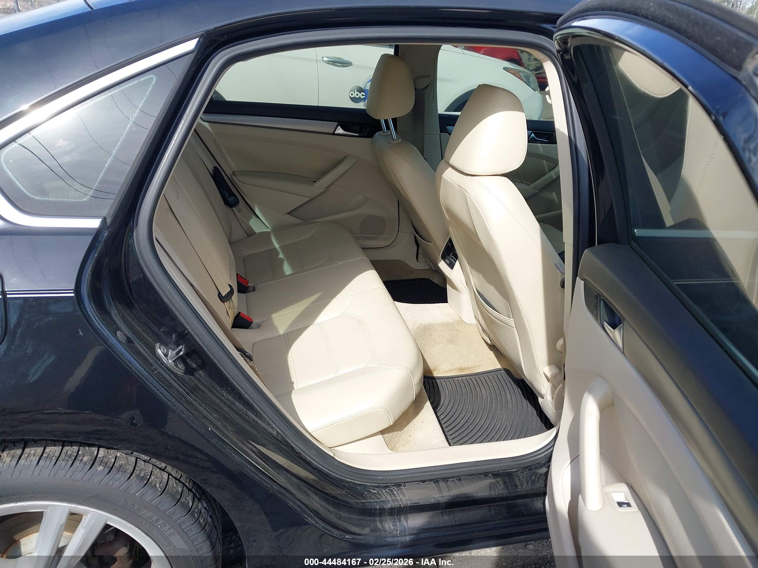 VOLKSWAGEN PASSAT image 8
