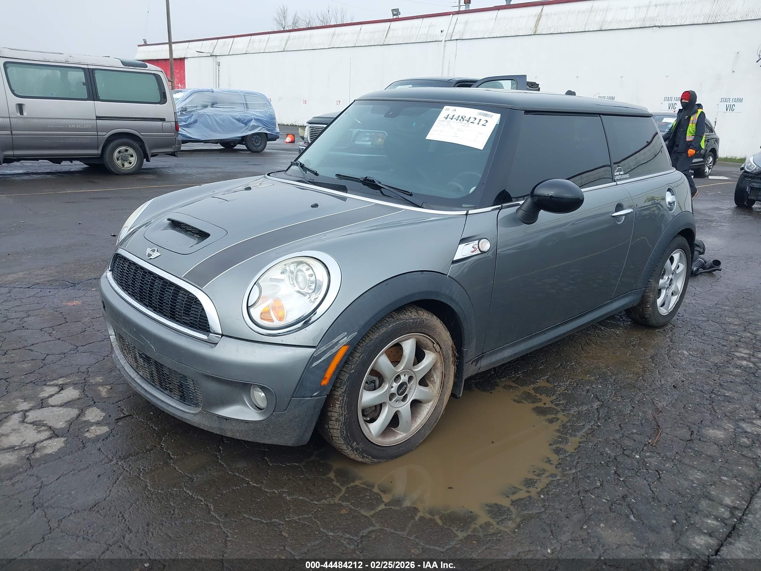 MINI COOPER image 2