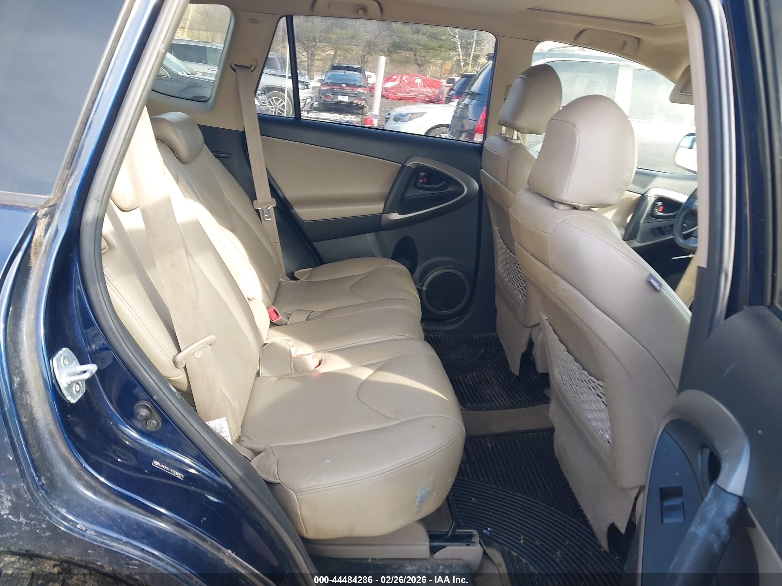 TOYOTA RAV4 image 8