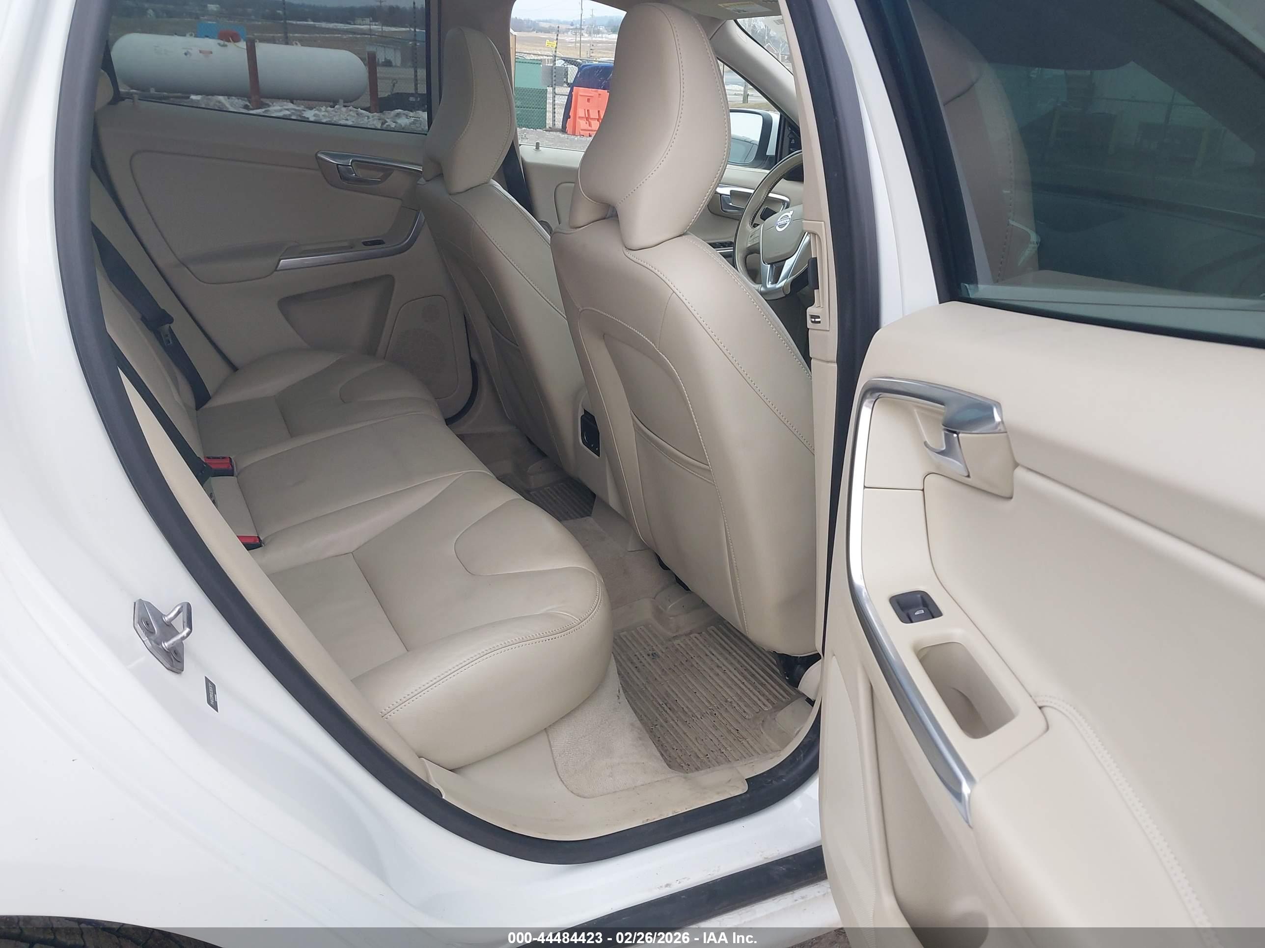 VOLVO XC60 image 8