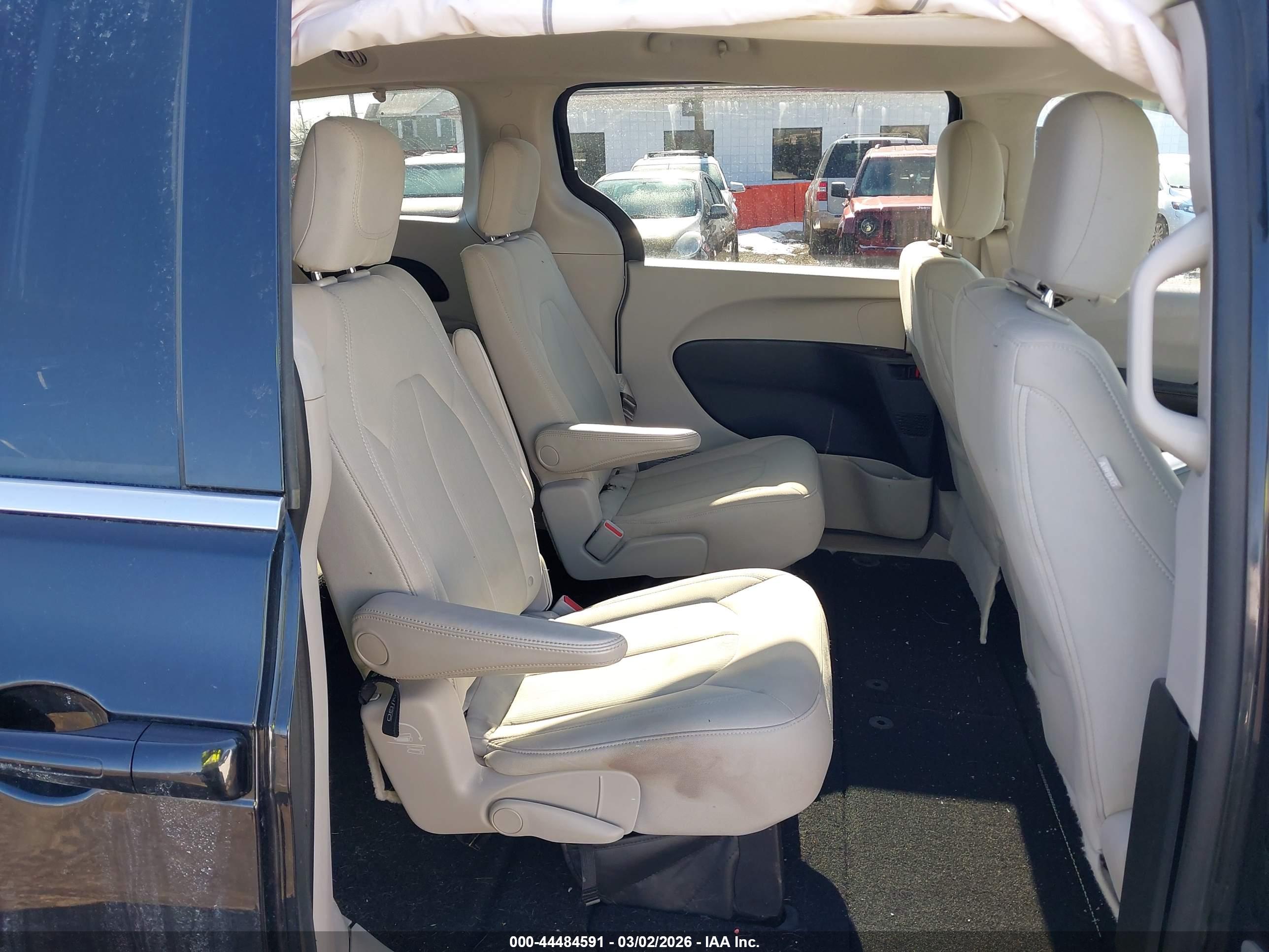 CHRYSLER PACIFICA image 8