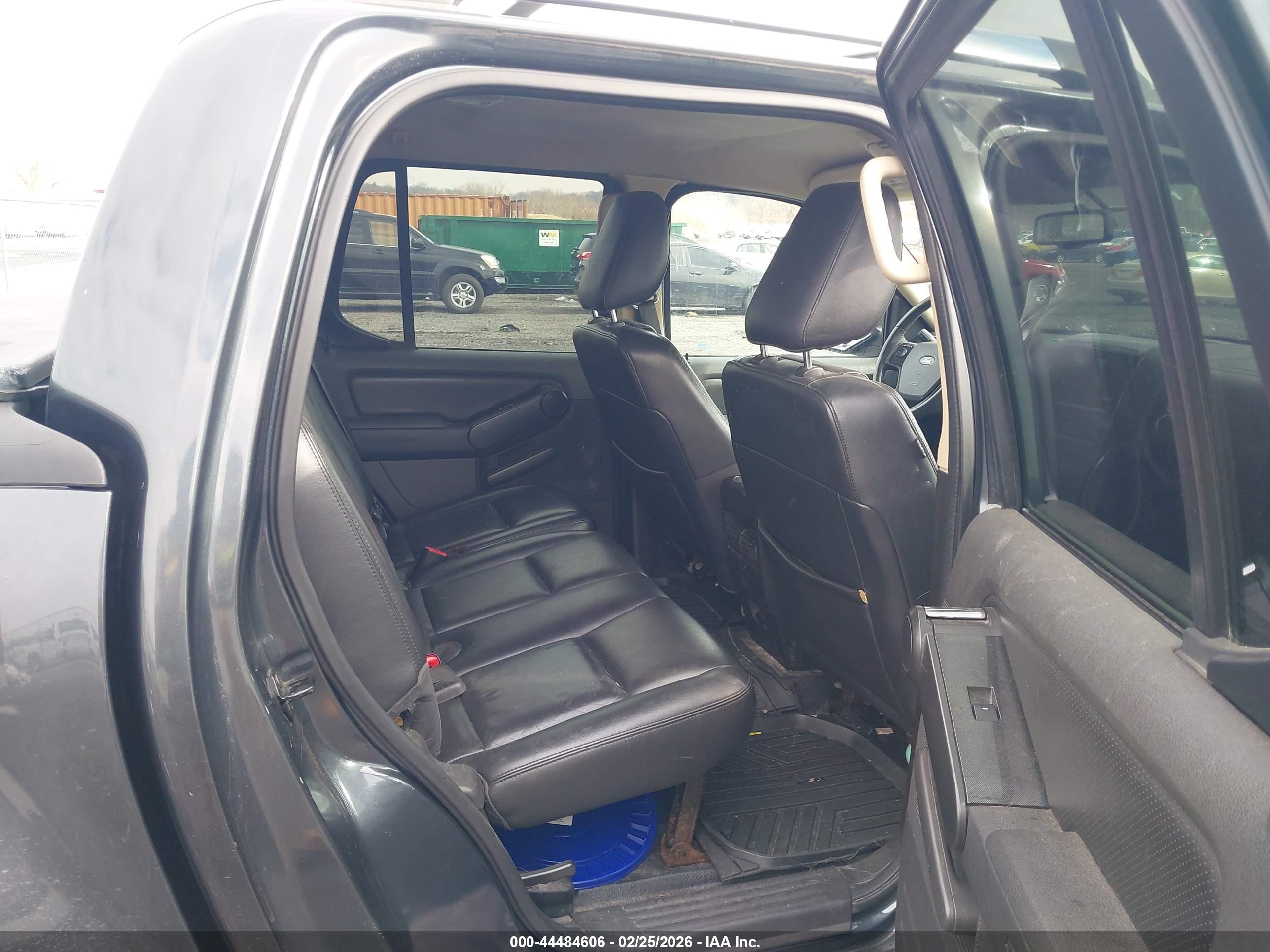 FORD EXPLORER image 8