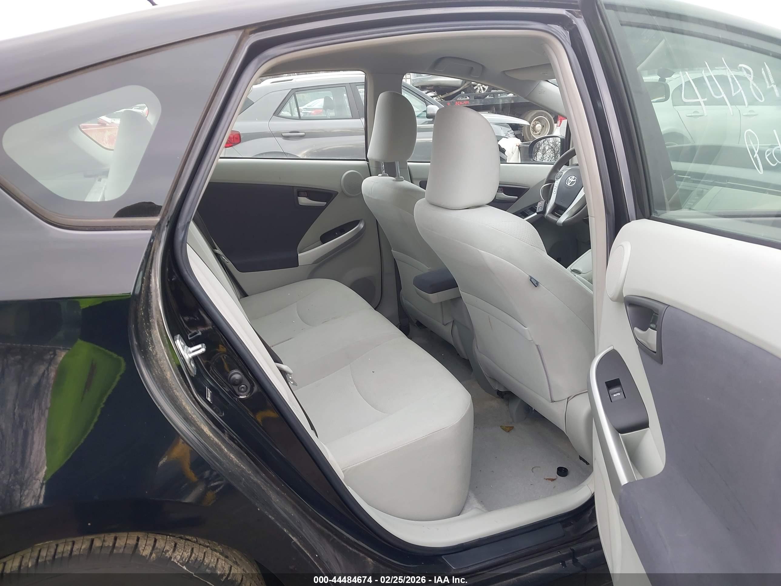 TOYOTA PRIUS image 8