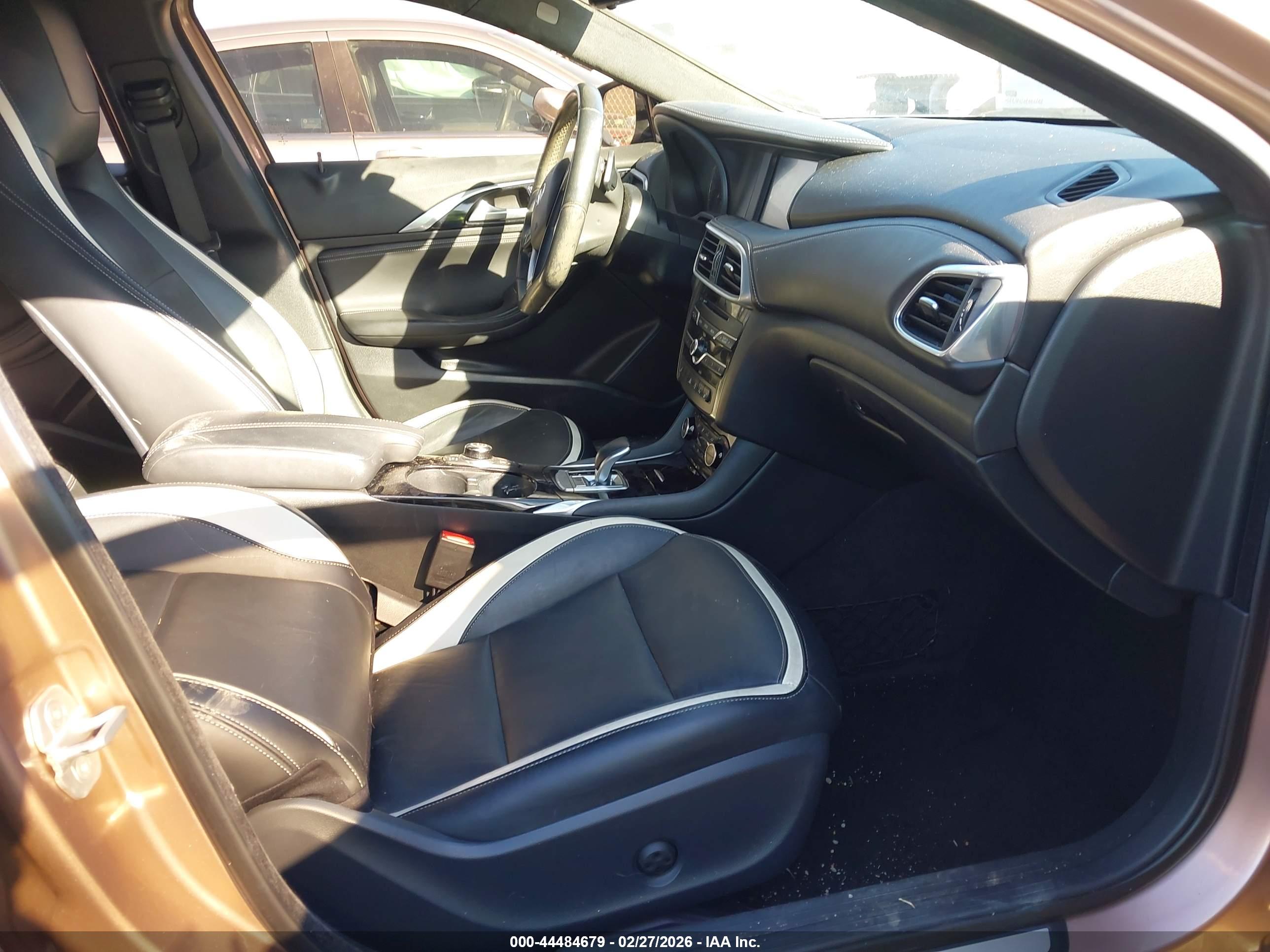 INFINITI QX30 image 5