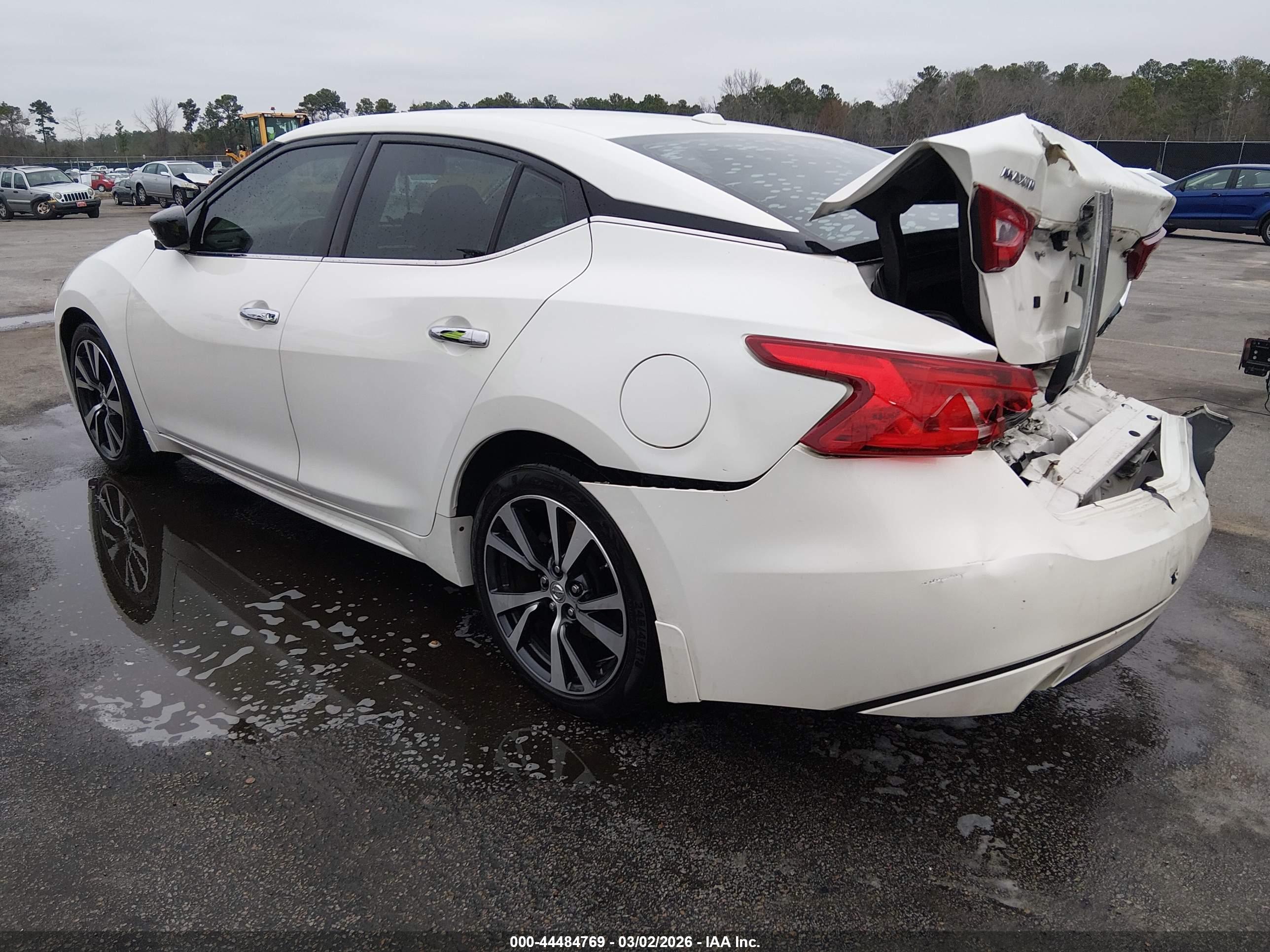 NISSAN MAXIMA image 3