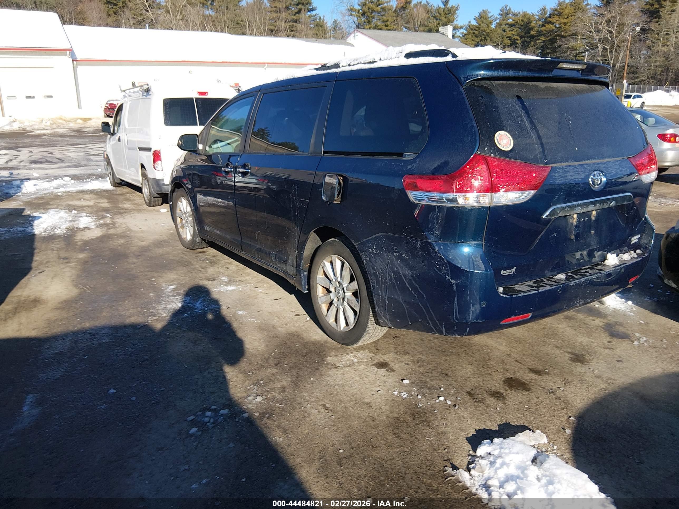 TOYOTA SIENNA image 3
