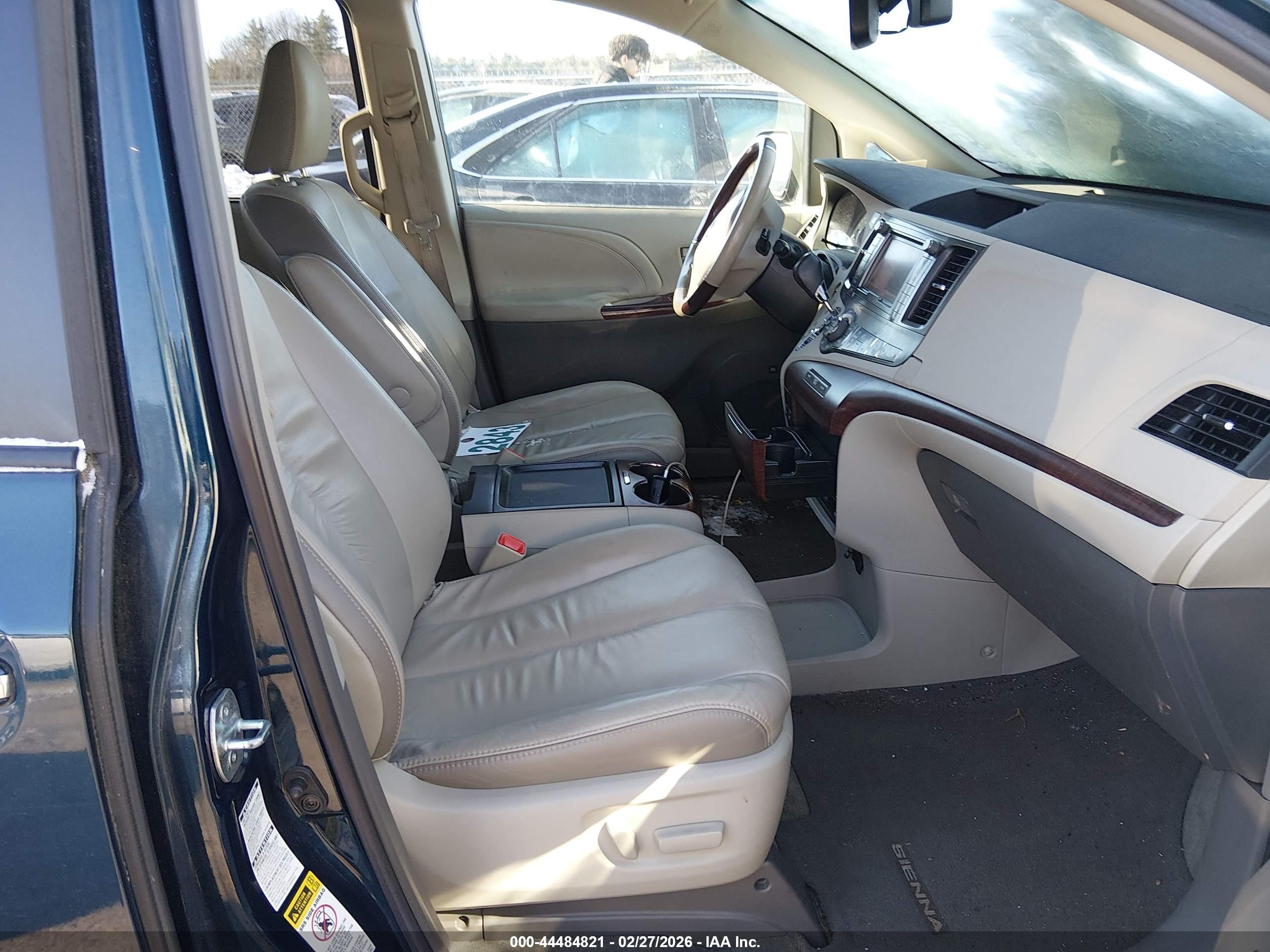 TOYOTA SIENNA image 5