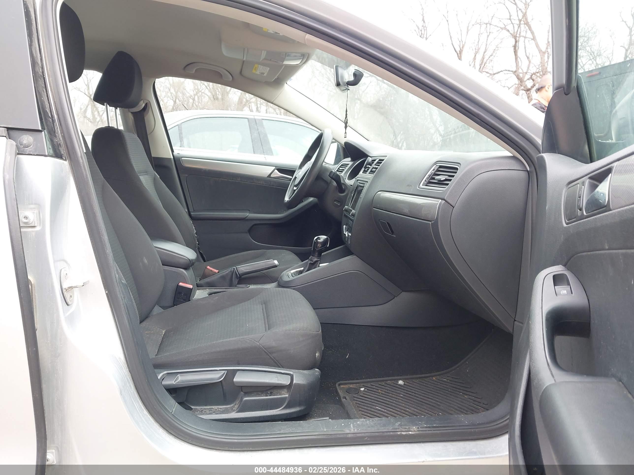VOLKSWAGEN JETTA image 5