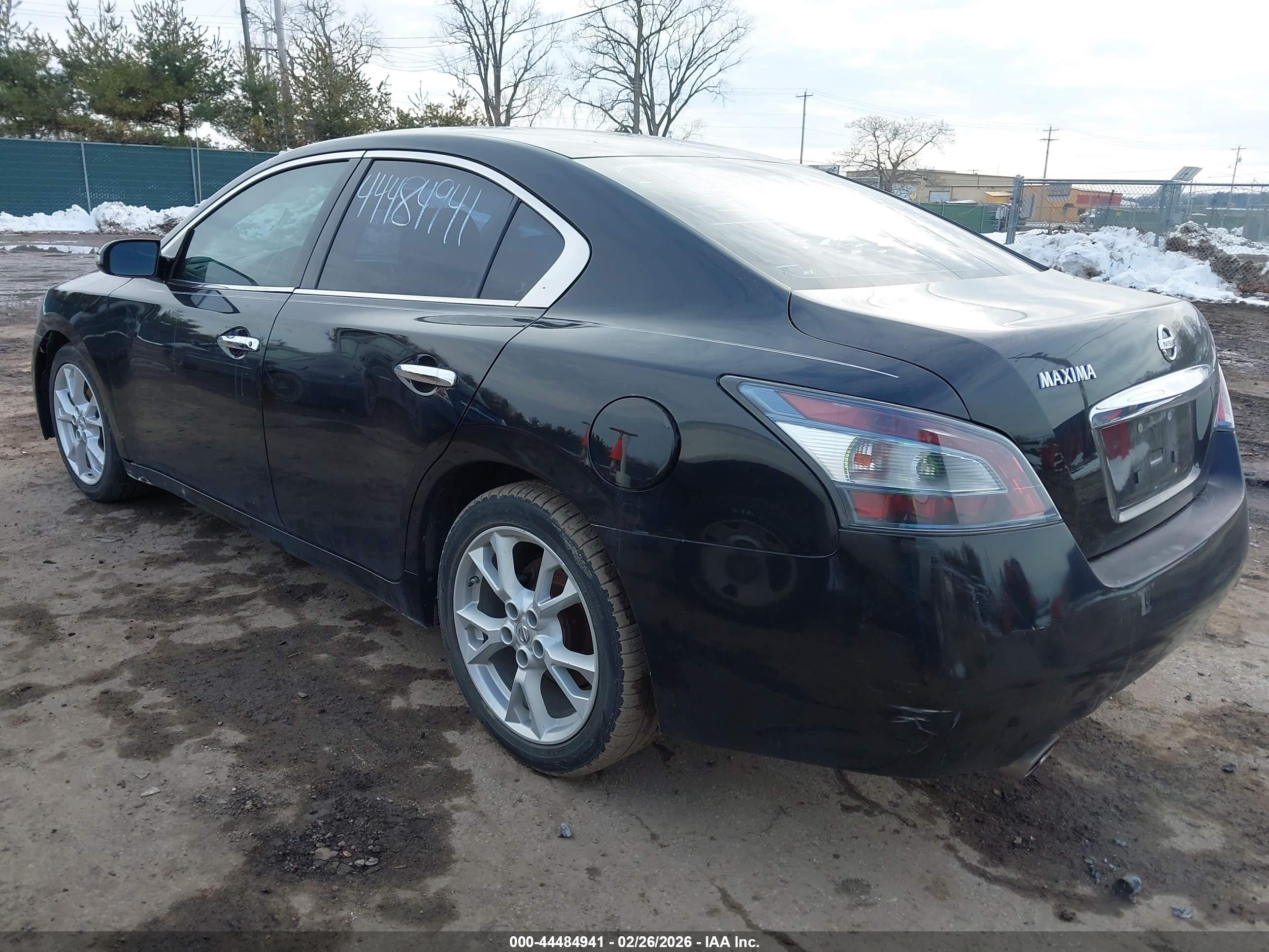 NISSAN MAXIMA image 3