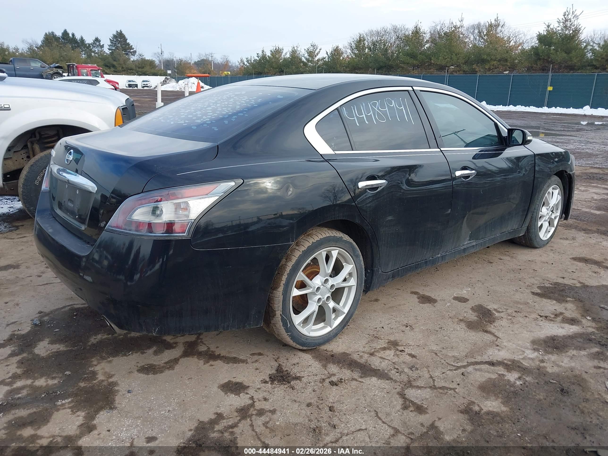 NISSAN MAXIMA image 4