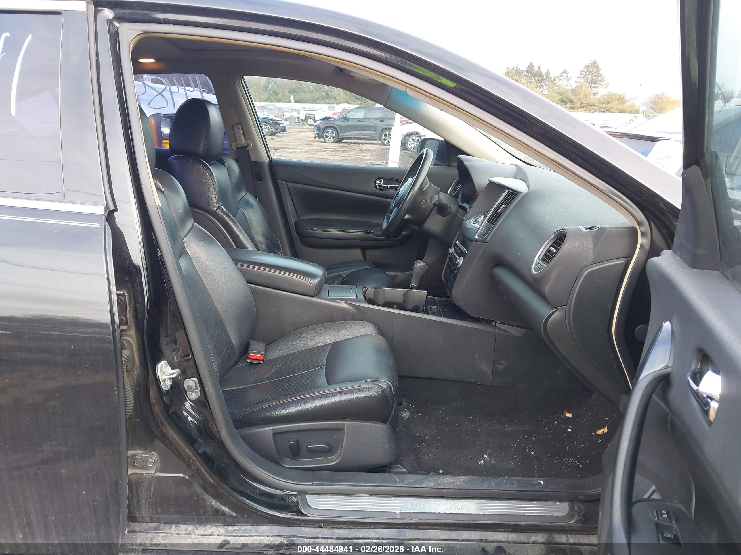 NISSAN MAXIMA image 5