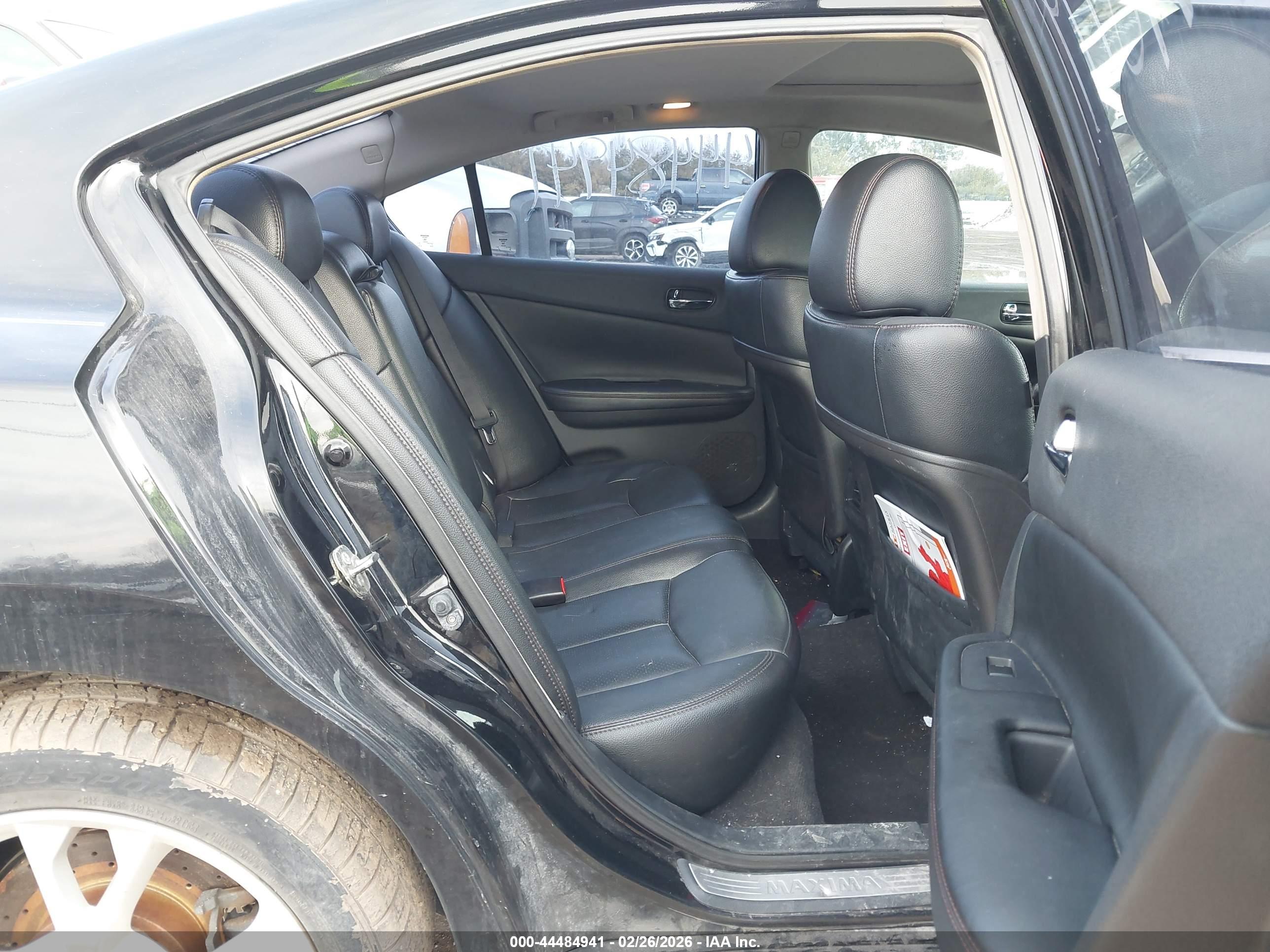 NISSAN MAXIMA image 8